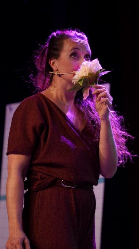 CUANDO LA EMOCIÓN, LA DANZA Y LA PALABRA RESPIRAN JUNTAS… nace algo que no se puede explicar, solo sentir ...Un instante suspendido, una historia compartida, un latido común ❤️
Gracias a las maravillosas imágenes de Pere Girbau 📸, que me han llegado a través de @atuvibi , por capturar aquello que a veces escapa a las palabras.
El encuentro de la semana pasada fue profundamente bello y emotivo 🌙, rodeada de personas que se dejaron tocar por la historia de esos héroes anónimos que, cada día, transforman la enfermedad en coraje, vida y presencia 🌿✨
Gracias por escuchar, por sentir y por caminar conmigo en este viaje 💫
#eventosbarcelona #actriz #danceforevents #flamencobarcelona