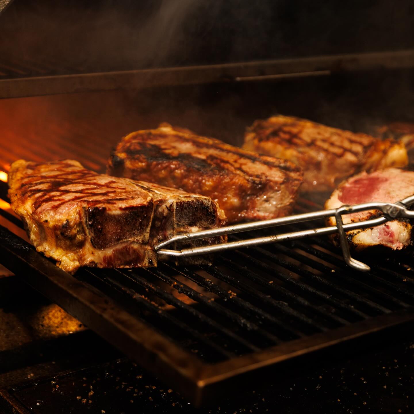 Da Meat Club Curno la parola d’ordine è No Limits. Con la nostra formula All You Can Meat, il menu è il tuo parco giochi: ordini tutto quello che vuoi, quante volte vuoi.
Sì, hai capito bene:
✨ Tagli selezionati senza sosta.
✨ Contorni sfiziosi che creano dipendenza.
✨ Salse artigianali per il match perfetto.
Spoiler: Tutto il menu è ai tuoi piedi, ad eccezione dei nostri Specials, chiaramente segnalati per chi vuole toccare il livello Pro.
Pronti a reggere il ritmo?
🥩Meat Club
📍Via Bergamo, 40 Curno
📞Info e prenotazioni 035 752931 / 3392082238