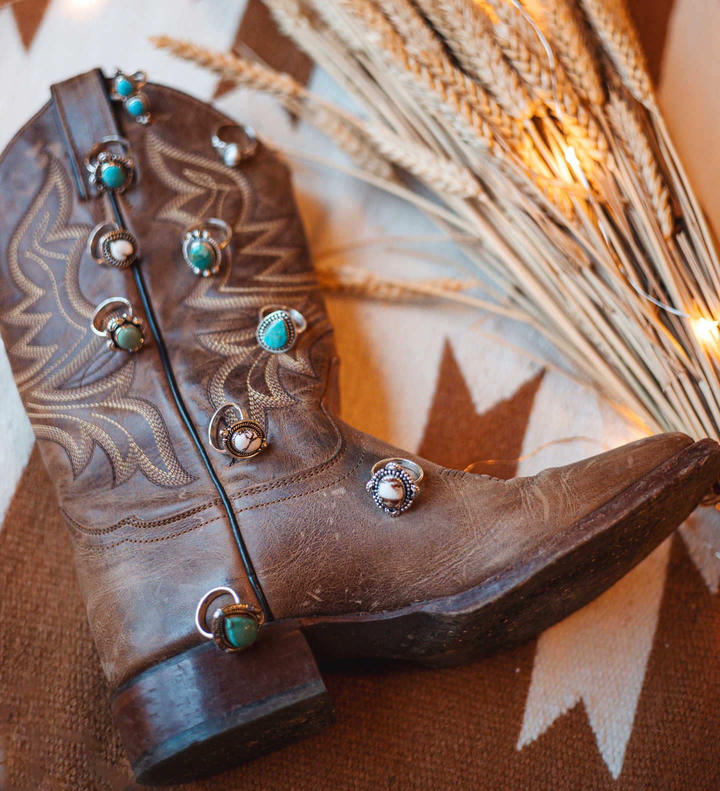 De retour ! 🏜️
Après une fin de mois bien chargée avec notre deuxième salon pour la marque, on reprend du service.
Plein de chouettes nouvelles à vous annoncer, nous attendons le réassort de l’ensemble de nos bagues 🫶
Il aura fallu des semaines pour les confectionner minutieusement, à la main, pour qu’elles soient parfaites pour nos clientes Sonora et qu’elles puissent accompagner tous vos moments de vie au milieu des grands espaces 🌵
N’hésitez pas à me dire celle que vous attendez avec impatience !
#bijoux #bagues #bijouxargent925