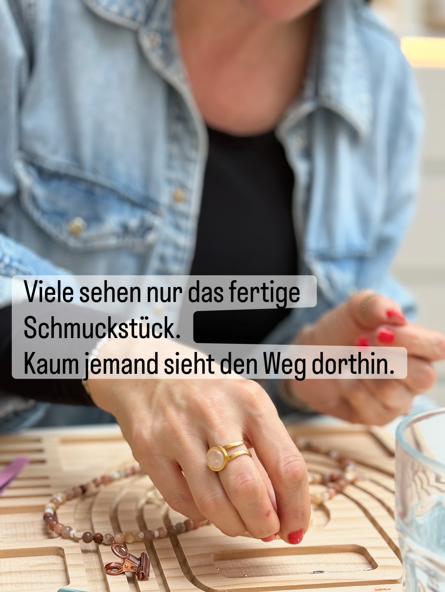 Nicht jedes Schmuckstück entsteht in wenigen Minuten.
Bevor ein Stück fertig ist,
liegen oft viele Edelsteine auf meinem Tisch.
Ich probiere Kombinationen aus,
tausche Farben und beginne manchmal nochmals von vorne.
Perle für Perle entsteht so ein Schmuckstück,
das sich am Ende stimmig anfühlt.
Genau so entstehen die Schmuckstücke
in meinem Vivescam Atelier.
Aktuell arbeite ich an neuen Brillenketten für den Frühling und Sommer –
mit Mondstein, Aventurin und weiteren Edelsteinen,
die leicht und elegant zu tragen sind.
✨ Ob für die Sonnenbrille oder als Schmuckstück.
Welche Edelsteine würdest du für eine Sommer-Brillenkette wählen?
#vivescam
#vivescamatelier
#brillenkette
#brillenkettensommer
#edelsteinschmuck
#handmadejewelry
#mondstein
#sommeraccessoires
#bohoschmuck
#schmuckdesign
#schweizerhandwerk