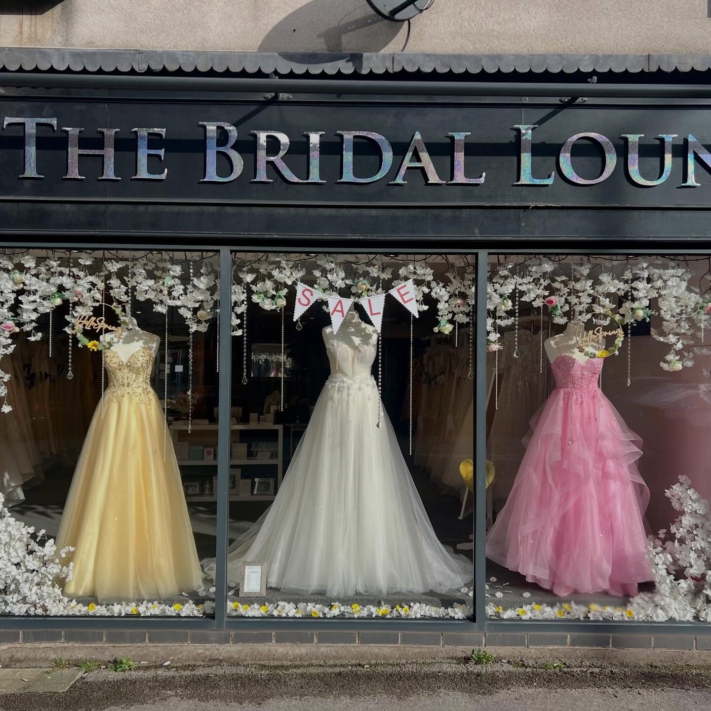 The spring sunshine has finally arrived and S A L E dresses feature this week in our sunshiny window display โ๏ธ๐ฑ๐ท
Honey, an ethereal floral wedding dress with detachable sleeves, is reduced from ยฃ1929 to ยฃ1150 and is in a size 14 ๐ธ๐ค
All remaining prom dresses are also now discounted too ๐๐ฉท
Book your appointments today xxx
#thebridalloungenewcastleunderlyme #bridal #weddingdresssale #promdresssale #sayyestothedress