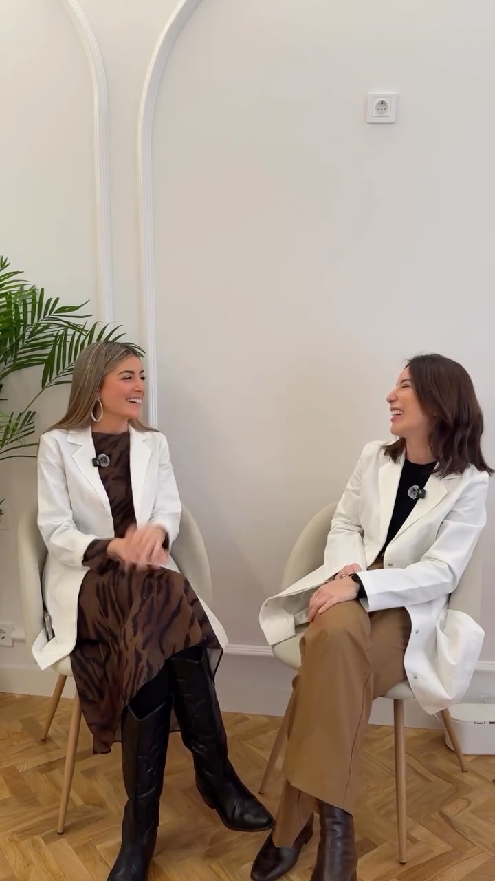 La @dra.panadero realiza mesoterapia corporal en @estheamedica , un tratamiento ideal para mejorar la calidad de la piel, combatir la celulitis y favorecer la reducción de grasa localizada de forma segura y personalizada.
Se trata de un procedimiento mínimamente invasivo que requiere valoración previa individualizada y planificación del número de sesiones en función del caso. En los protocolos que realizamos en @estheamedica generalmente solemos combinar la mesoterapia con aparatología para lograr máximo beneficio