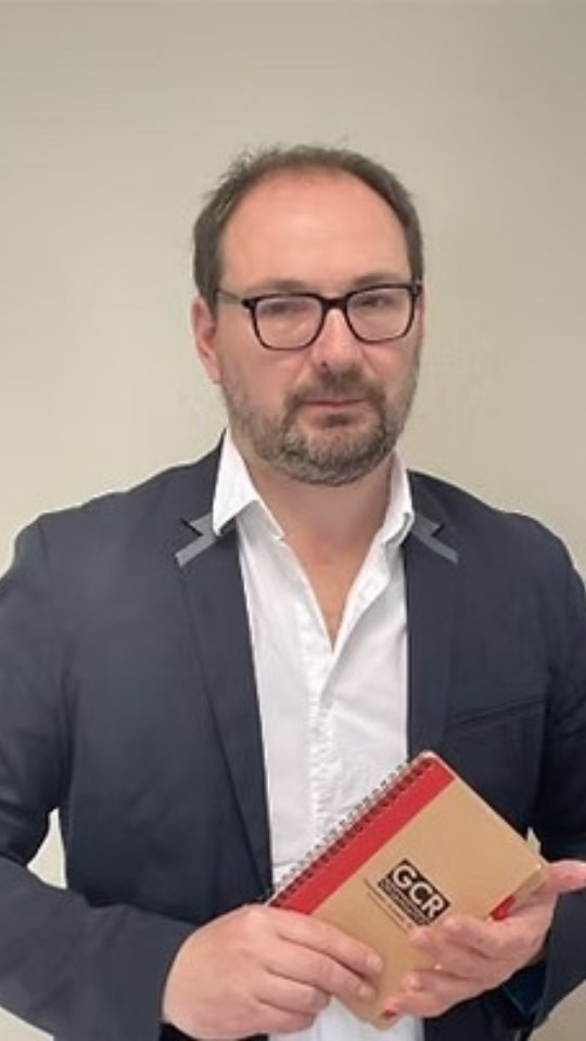 Comment garantir des formations ancrées dans la réalité du terrain, structurées pédagogiquement et capables d’évoluer avec les outils numériques ?
Olivier Le Gal, intervenant chez GCR depuis plus de 20 ans, incarne cette double exigence : expertise opérationnelle et innovation pédagogique.
Formateur interdisciplinaire, il intervient aussi bien en sécurité qu’en management ou en efficacité professionnelle. Cette diversité nourrit une pédagogie active, concrète et immédiatement transférable.
Il se déplace partout en France et adapte ses interventions aux contextes locaux : collectivités, SDIS, établissements publics et privés.
Passionné par les outils numériques, il intègre des solutions innovantes comme Notebook LM pour structurer les contenus, enrichir les supports et optimiser l’appropriation des savoirs.
De plus, Officier Expert au Groupement Développement des Compétences d’un SDIS, il accompagne les sapeurs-pompiers dans la montée en compétences avec une connaissance fine des contraintes terrain et des exigences institutionnelles.
Enfin, dans le cadre de notre dispositif interne d’Open Badges, Olivier est aujourd’hui le seul intervenant à détenir le badge « Super Formateur », reconnaissance attribuée sur des critères exigeants d’impact pédagogique, d’adaptation aux publics complexes et de qualité d’animation. Une distinction qui vient confirmer, l’excellence déjà reconnue sur le terrain.
👉 https://www.gcrorganisation.com/
#PortraitIntervenant #FormateurExpert #Excellence #InnovationPédagogique #DigitalLearning #OpenBadge #SuperFormateur #FormationSécurité #FormationProfessionnelle #ExpertTerrain #SDIS #SapeursPompiers #PédagogieActive #MiseEnSituation #CompétencesTerrain #ManagementOpérationnel #EfficacitéProfessionnelle #FormationSurMesure #ServicePublic #TransformationProfessionnelle #IngénieriePédagogique #OutilsNumérique #DéveloppementDesCompétences #PostureProfessionnelle #FormationContinue #CNFPT