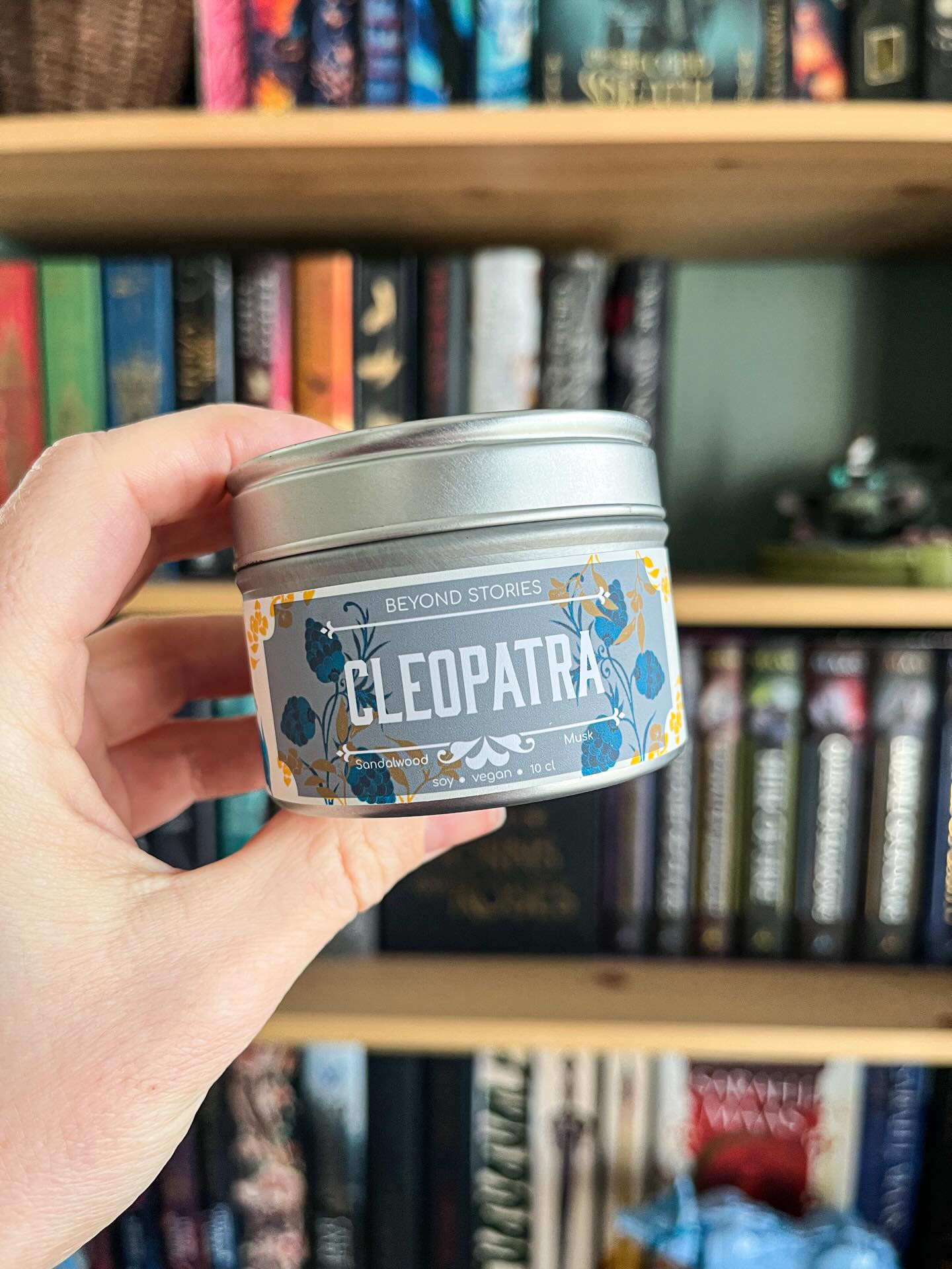 In samenwerking met @harpercollins_holland heb ik deze Cleopatra kaars gemaakt voor het gelijknamige boek van @saaraelarifi 😍
Wat een super tof project was dit weer! 🥰 De kaars is exclusief ontworpen voor Harper Collins en zal daarom dus niet in de webshop te koop zijn!
.
.
.
#cleopatra #saaraelarifi #harpercollinsholland #bookstagram #booktoknl
