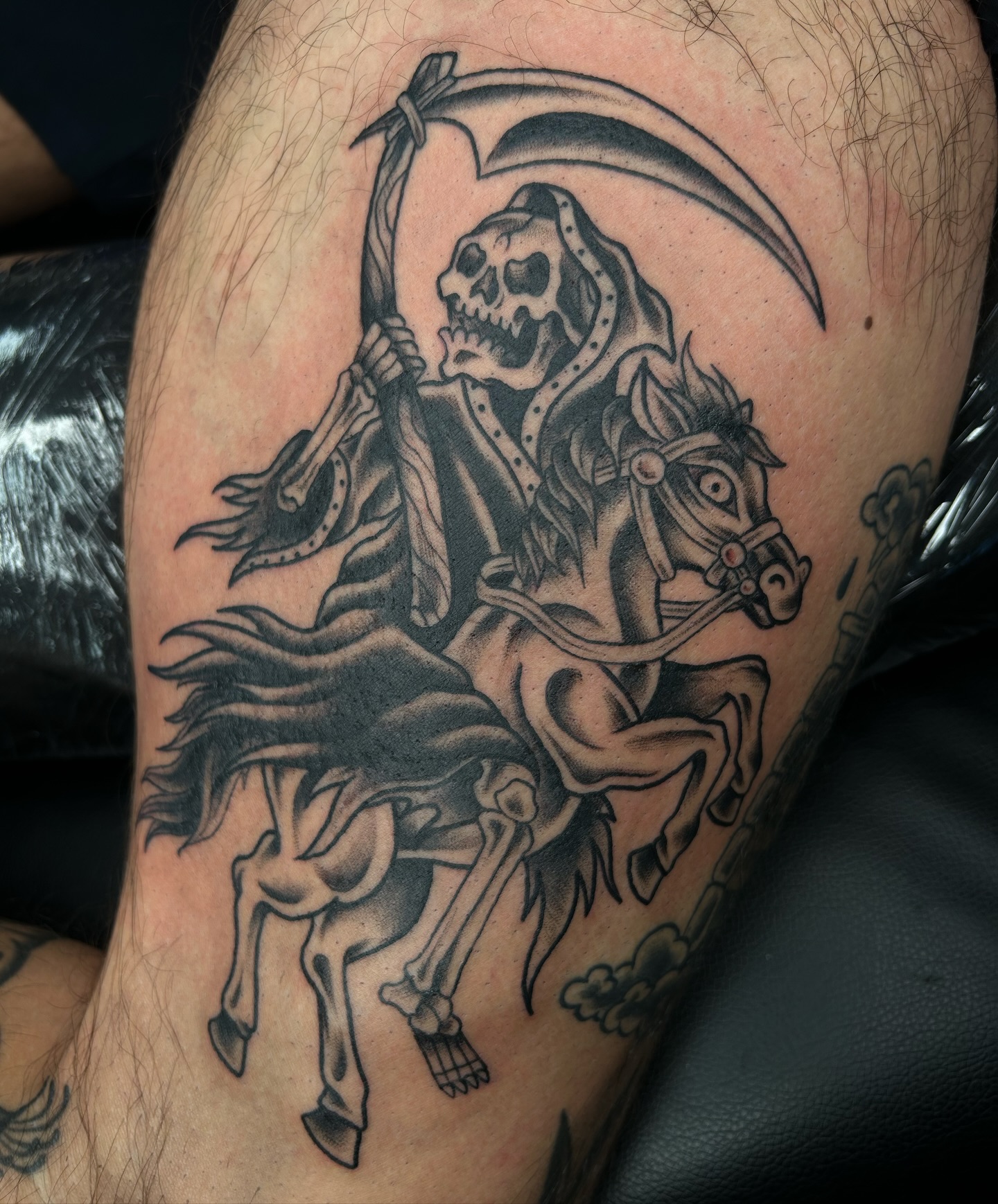🖤 Another piece added to @jakeberuh 's leg! Horses make for cool tattoos 🐴🖤
.
.
.
#reapertattoo #horsetattoo #traditionaltattoo #pghtattooer #pittsburghtattooartist