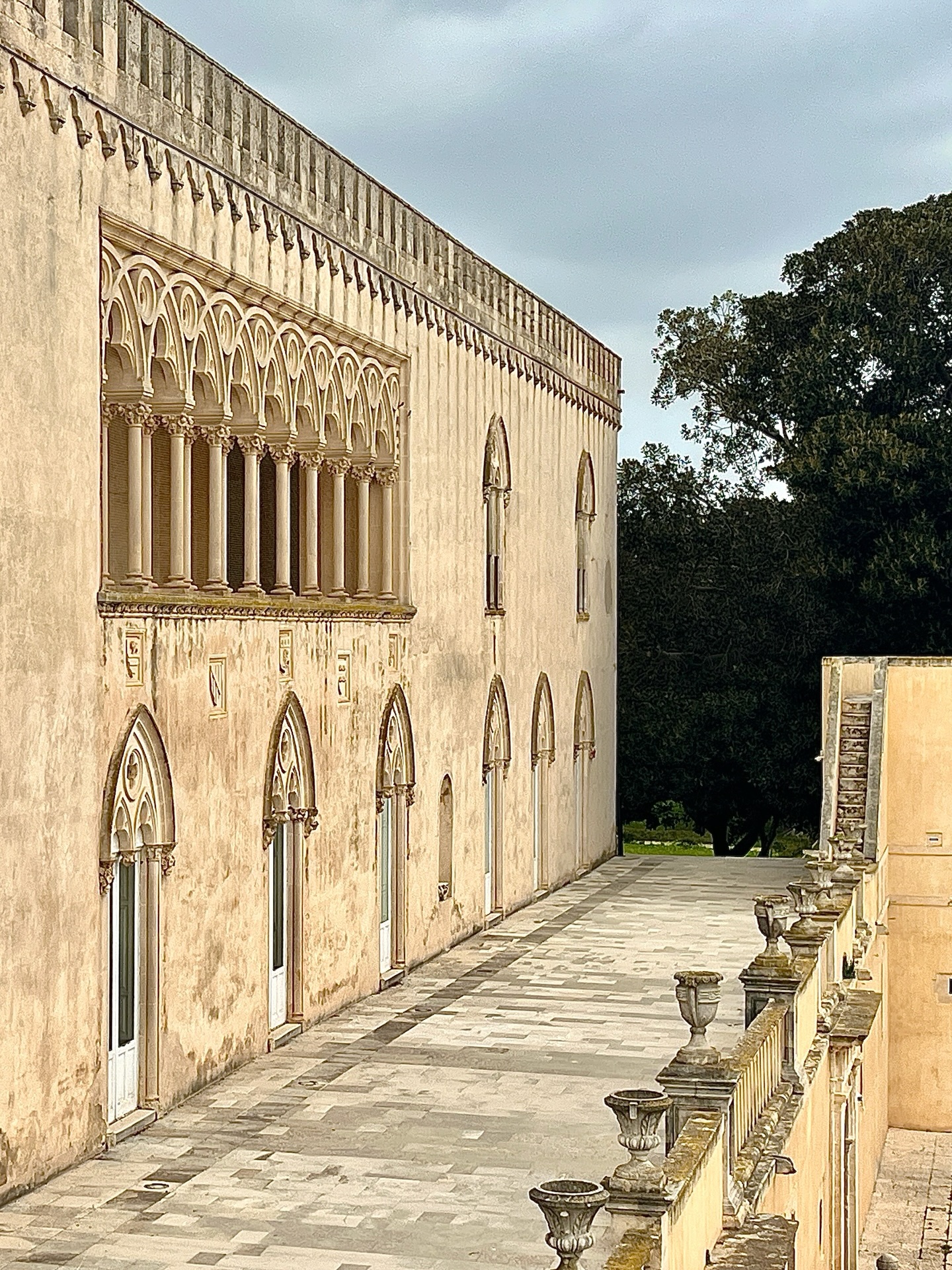 Castello Donnafugata
Das Castello Donnafugata entstand aus einem Landgut aus dem 17. Jahrhundert, das der Baron Corrado Arezzo de Spucches (1824–1895) Ende des 19. Jahrhunderts zu einem Schloss mit Stilelementen aus Gotik und Spätrenaissance umbauen ließ. Der Palast umfasst über 100 Räume, von denen 28 öffentlich zugänglich sind: Zimmer und Salone mit bunten Fresken, ein Spiegelsaal, eine Bibliothek, ein Wappensaal. Zusätzlich beherbergt das Schloss das Mu.De.Co. (Museo del Costume). Diese Ausstellung präsentiert sizilianische Trachten und Accessoires vom 18. bis zur Mitte des 20. Jahrhunderts.
Im acht Hektar großen Park befinden sich ein gemauertes Labyrinth, künstliche Grotten, ein Pavillon und ein Teehaus.
Übrigens ist in Sizilien an jedem ersten Sonntag im Monat der Eintritt in Museen und Sehenswürdigkeiten frei oder vergünstigt, und so zahlten wir an diesem Tag statt der üblichen 10 Euro nur 4.
#sizilien #castellodonnafugata #kulturerbe #ragusa #placestosee