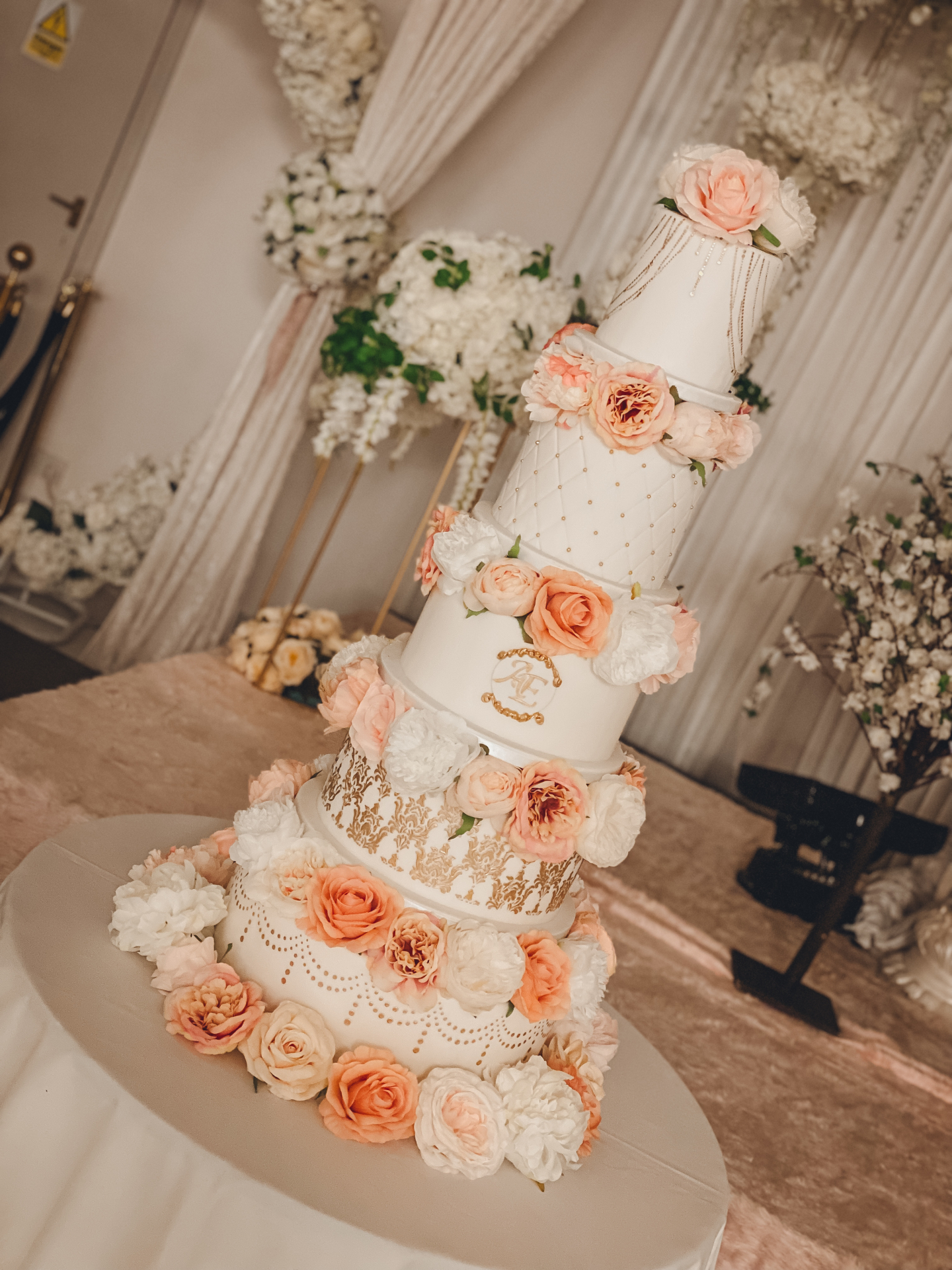 Grand. Romantic. Unapologetically detailed. ✨
Five tiers of soft ivory and blush, layered with intricate lattice piping, gold stencilling and delicate beadwork. Every tier finished by hand. Every detail considered.
The monogrammed centre tier draws the eye.
The florals soften the structure.
The gold catches the light just enough. 🌸
This is the kind of cake designed for a ballroom entrance. For candlelight. For a room that pauses when it’s revealed.
Luxury is not about adding more.
It’s about refinement. Balance. Precision.
If your vision includes florals, texture and elegant statement design, we should talk 🤍
Explore the portfolio here:
https://www.kimberlyjaynecakedesign.co.uk/portfolio
2026 dates are limited and 2027 enquiries are already underway. Secure your date via the website.
#LuxuryWeddingCake
#BlushAndGoldWedding
#ElegantWeddingDesign
#StatementWeddingCake
#ModernRomanticWedding