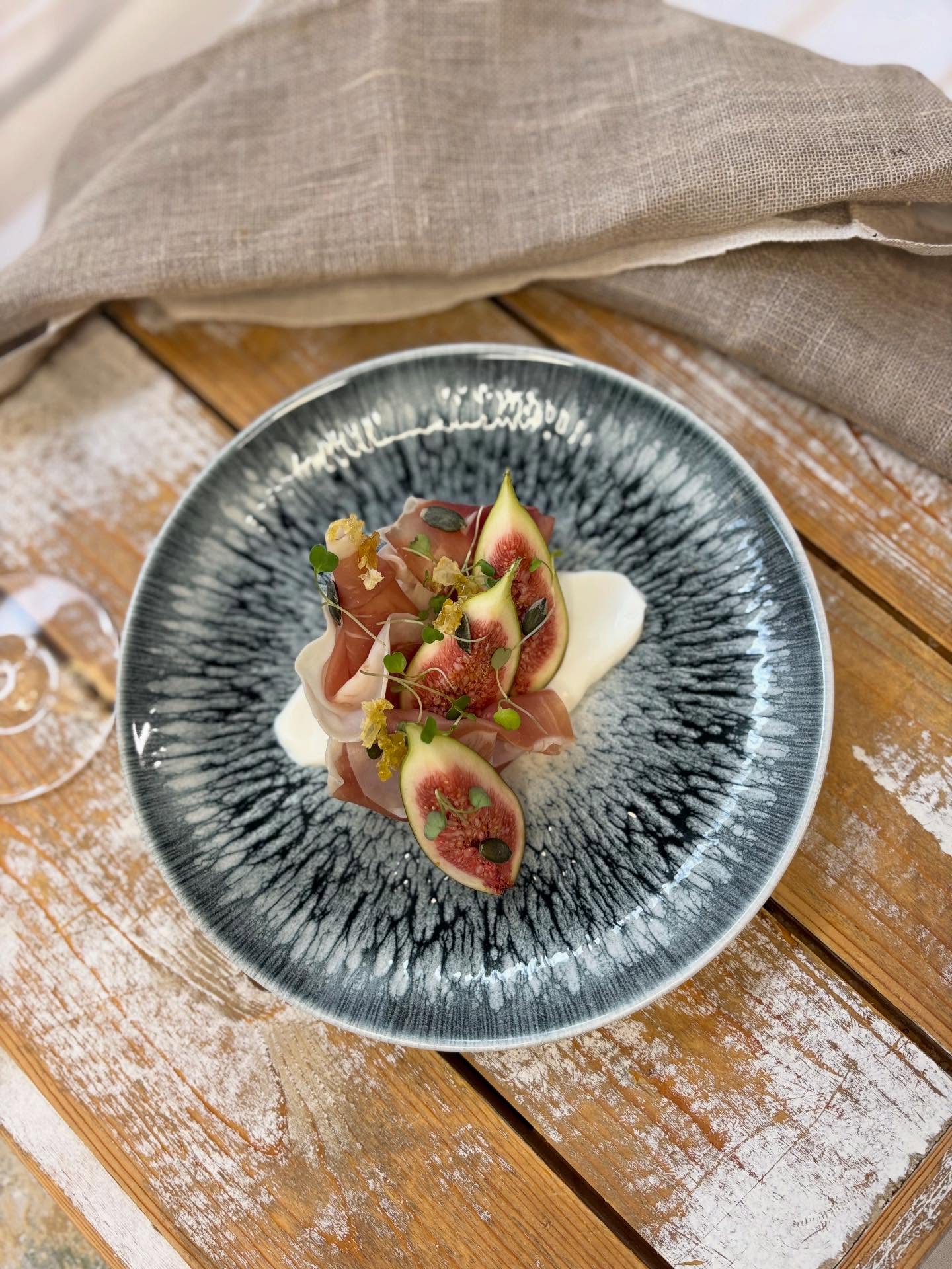 One of our favourites.
Starter of: Fresh Fig and Parma Ham topped with Yorkshire Honey and Yellinson’s Goats Cheese.
🍴 - @yes_hire
#starter #favouritestarter #wedding #catering #tastingseason