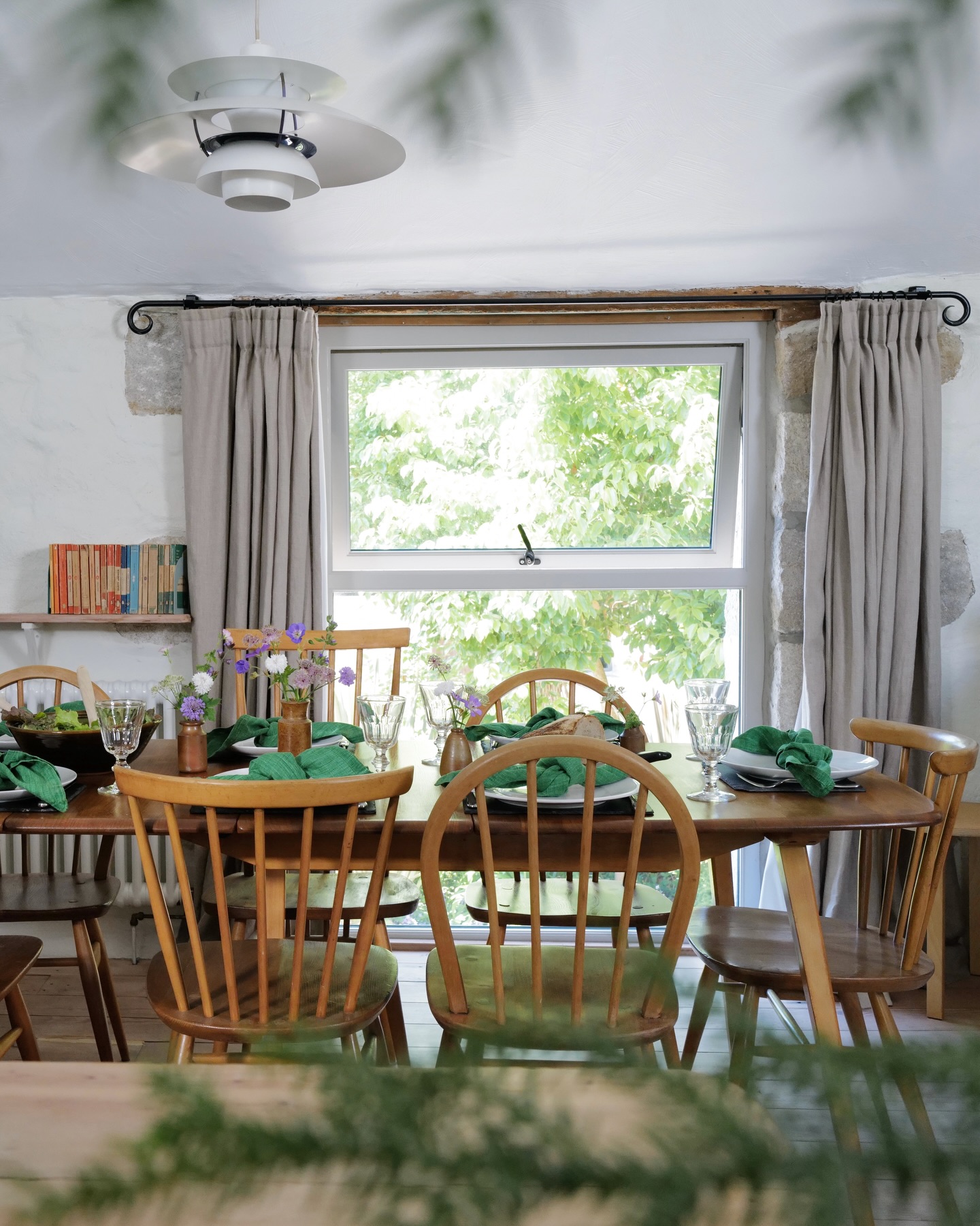 I'm just setting up the cottages for the next Reading Party which gets underway tomorrow. Have you thought about staying at Middle Colenso Farm with friends of family or even renting the cottages for your own retreat? The property lends itself really well to group stays. Everyone can enjoy their own space but the dining table in The Old Granary extends to seat up to 10 people, making it the perfect place to gather together for meals
#cornwallretreats #groupholidays #retreatvenue #selfcateringcottage #readingretreat