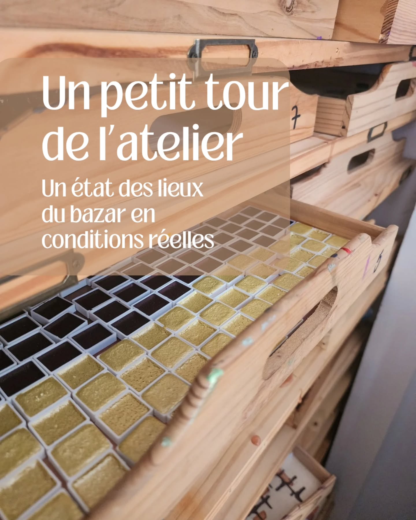 Bienvenue dans l'atelier mal (pas) rangé du Pigmentarium
Des pigment partout, jusqu'à recouvrir le sol de pot et de sac, des couleurs à couler, des aquarelles qui sèchent ✨
Il y a des choses partout où le regard se pose
Et je vous montre même pas mes petits semis qui poussent en haut des étagères pour le jardin de cette année 🌱
A l'atelier, l'espace est saturé
Le gros ménage de printemps attendra encore quelques jours car je pense qu'il faudra que je mobilise une journée complète, voire deux, si je m'attaque à l'espace bureau 🤔
Qui crée dans le chaos comme moi et repousse le rangement au dernier moment ?
Dites moi que je ne suis pas seule 😅😂