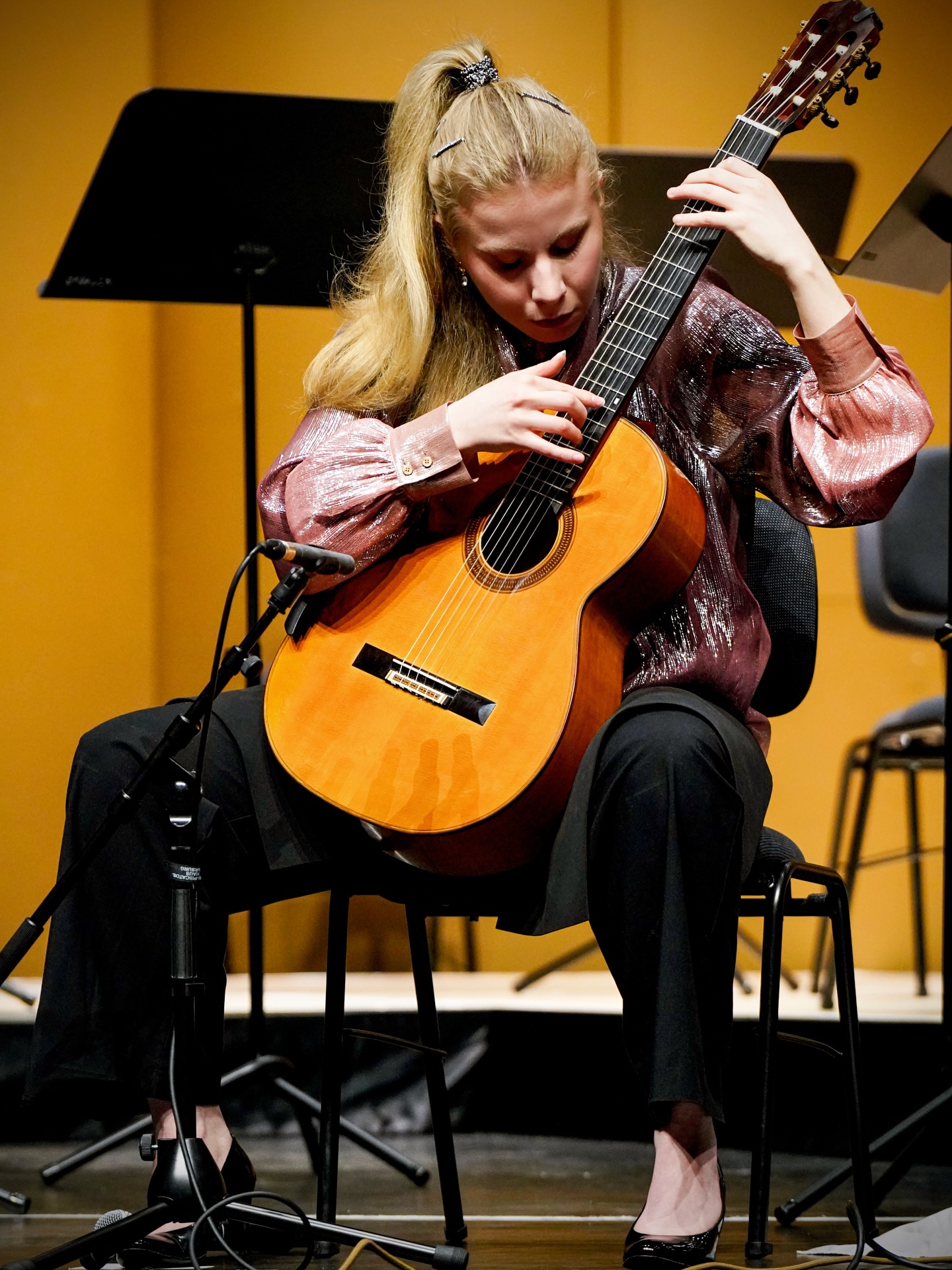 Other pictures from Saturday. 🎶🎸 Very cool concept of a „third half“ at the concert in Marburg. I loved to present a few solo pieces after performing the Concierto de Aranjuez.
📸 @niko.doerr