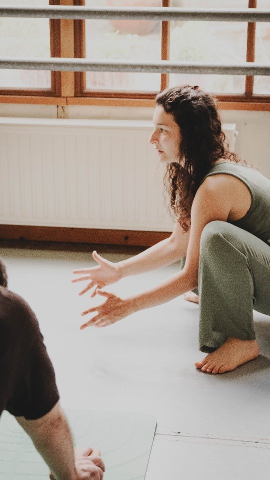 Désenchantée 🌩
Je me pose de plus en plus cette question : Que nourrissons-nous à travers les réseaux ?
Le yoga, dans ma vie n’a rien d’une belle vitrine. Il est là dans les mouvements du quotidien, que ça brille et surtout quand ça craque. Il m’accompagne dans les vagues à l’âme, les doutes et les matins où sortir du lit semble être la première posture du jour.
Au delà du manque d'authenticité, je questionne ces postures toujours plus acrobatiques qui moulent le yoga dans une pratique presque inaccessible, une pratique nourrit par l'image là où au contraire, l'assise et l'écoute me nourrissent tant.
Je questionne le bien fringué, le beau, l'esthétique, sans le reprocher pour autant. Je me demande comment m'engager pour gommer ce conditionnement des réseaux, souvent culte de l'égo et du faire plutôt que d'être.
Il n'y a pas de combat à gagner, juste de la matière à penser. Cette année, vous trouverez ici de la spontanéité, des loupés, des pratiques entre deux lessives, parfois du beau, de la nature, la vie.
Ce que je vous souhaite pour 2025 ? Être vous ! Pleinement, naturellement (ce qui ne veut pas dire que c'est facile pour autant)
•
Raconte moi ta version : 1. Entre deux lessives 2. #jungleroom
#bonneannee #2025simplement #YogaAuthentique #RealLifeYoga #YogaDuQuotidien #YogaSansFiltres #PratiqueIntime #Vulnerabilite #YogaPourSoi #SelfCareYoga #BienEtreReel #YogaAuNaturel #PratiquePourDeVrai