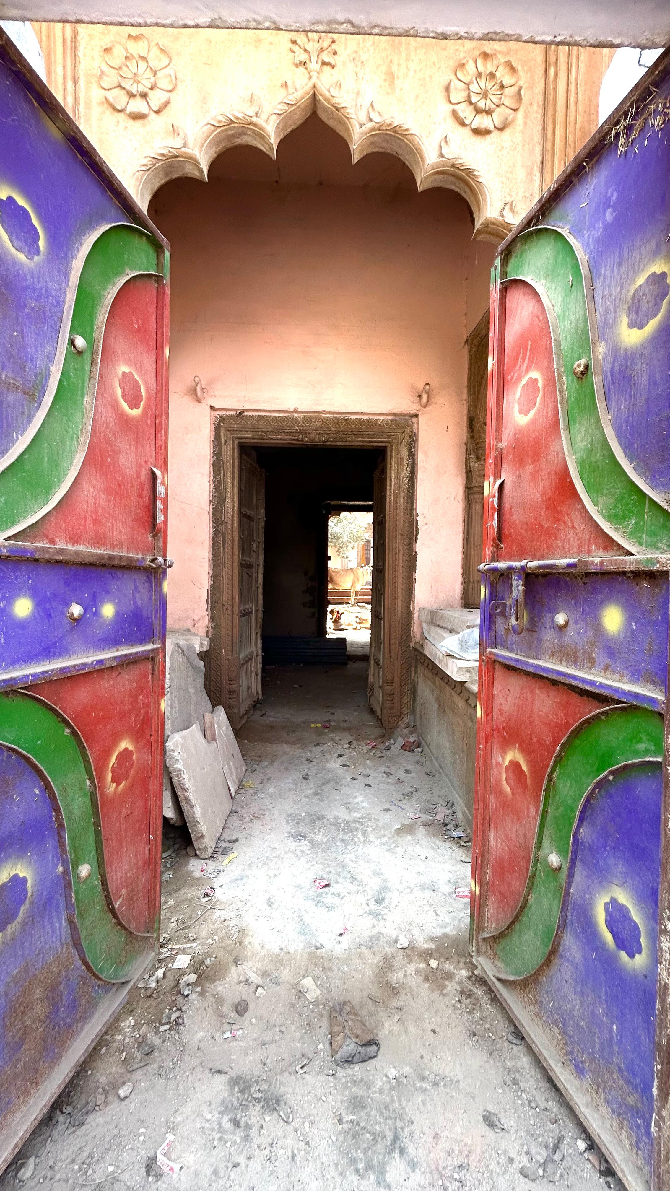 Explosion de COULEURS🇮🇳Holi
À Govardhan, la lumière semblait déjà célébrer quelque chose.
Les rues baignaient dans des teintes flamboyantes, les temples s’illuminaient, et partout les visages portaient ce sourire particulier… celui qui précède la fête.
Nous étions à la veille de Holi, le célèbre festival des couleurs. Une tradition ancienne qui célèbre l’arrivée du printemps, la victoire de la lumière sur l’obscurité et du renouveau sur l’ancien. Pendant Holi, les gens se lancent des poudres colorées, rient, dansent, et pour un instant toutes les différences disparaissent : plus de statut, plus de rôle social, seulement la joie d’être ensemble.
Et puis, par contraste, il y a la Parikrama de Govardhan — ce chemin sacré que l’on parcourt autour de la colline de Krishna.
En marchant ou en se prosternant, chacun avance avec ses prières, ses intentions, son karma.
Entre les couleurs éclatantes de la fête et la profondeur de cette marche sacrée, nous avons vécu une journée hors du temps.
Des rencontres incroyables.
Des regards lumineux.
Des sourires que l’on n’oublie pas.
Ces couleurs, nous les gardons dans le cœur… et nous sommes heureux de pouvoir les partager avec vous.
✨ Vous pouvez réserver votre séance sur www.soundyoga.fr
Ne manquez pas l’atelier du mois : “Le Rituel”
📅 Samedi 28 mars à 11h
#Holi #Inde #soundyogacompiegne
