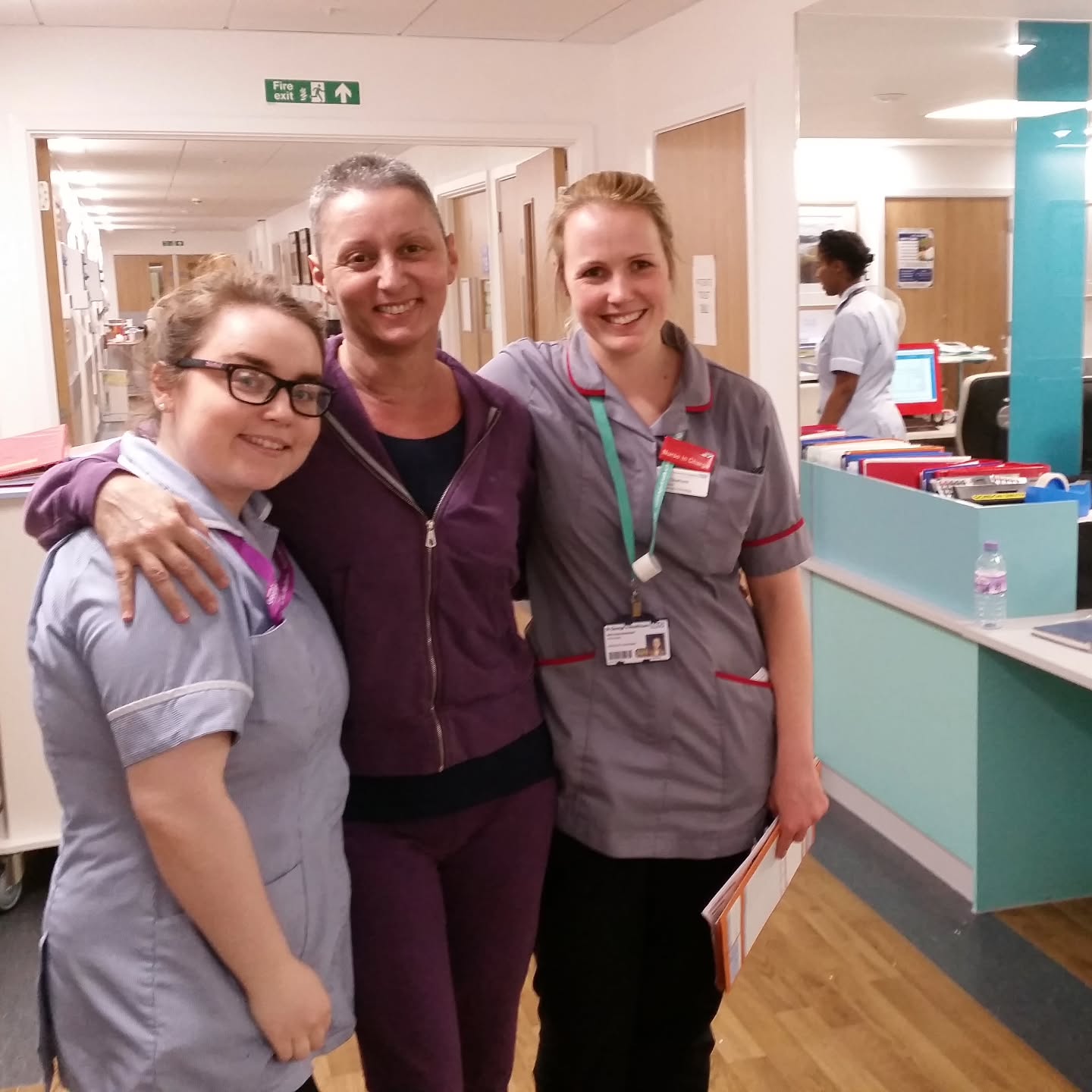 Facebook oggi ha riproposto questa foto sul mio profilo personale e mi ha ricordato che esattamente dieci anni fa venivo dimessa dal St. George’s Hospital di Londra dopo sei mesi intensi di chemioterapia, trasfusioni quotidiane e una montagna di pasticche.
Non è stato un periodo facile, questo è ovvio… ma sono stata fortunata. La malattia è stata scoperta in tempo, ho potuto iniziare subito le cure e ho incontrato un team di medici, infermieri e OSS straordinari, che si sono presi cura di me con una professionalità e un’umanità che non dimenticherò mai.
La cosa più sorprendente però non è che io sia sopravvissuta… ma come la mia vita sia cambiata in meglio dopo tutto questo
Da allora ho fatto cose che non avrei mai immaginato: ho iniziato a lavorare in ospedale, sono diventata una persona più serena e felice, e ho imparato a ridimensionare tanti problemi che oggi mi sembrano davvero sciocchezze.
Mi sono anche trasferita in campagna per vivere ogni giorno a contatto con la natura, che per me ha davvero un potere curativo. E poi ho creato Passione Campagna Inglese, un progetto che mi ha permesso di conoscere persone da tutto il mondo e di arricchirmi un po’ ogni giorno.
Questa esperienza mi ha insegnato una cosa fondamentale: non tutto il male viene per nuocere. Le esperienze dolorose possono trasformarsi in qualcosa di prezioso, possono farci crescere e aiutarci ad affrontare la vita con occhi diversi.
Il mio segreto? Essere positivi, resilienti, e capire che non esiste un modo giusto o sbagliato di vivere: esiste il tuo modo, quello che ti fa sentire viva, quello che ha un significato speciale per te.
Preferisco i rimorsi ai rimpianti. Voglio vivere una vita piena, realizzare i miei sogni e un giorno poter chiudere gli occhi e dire:
“Oh sì… ho vissuto davvero la vita che volevo.”
#resilienza #cancersurvivor #positivethinking