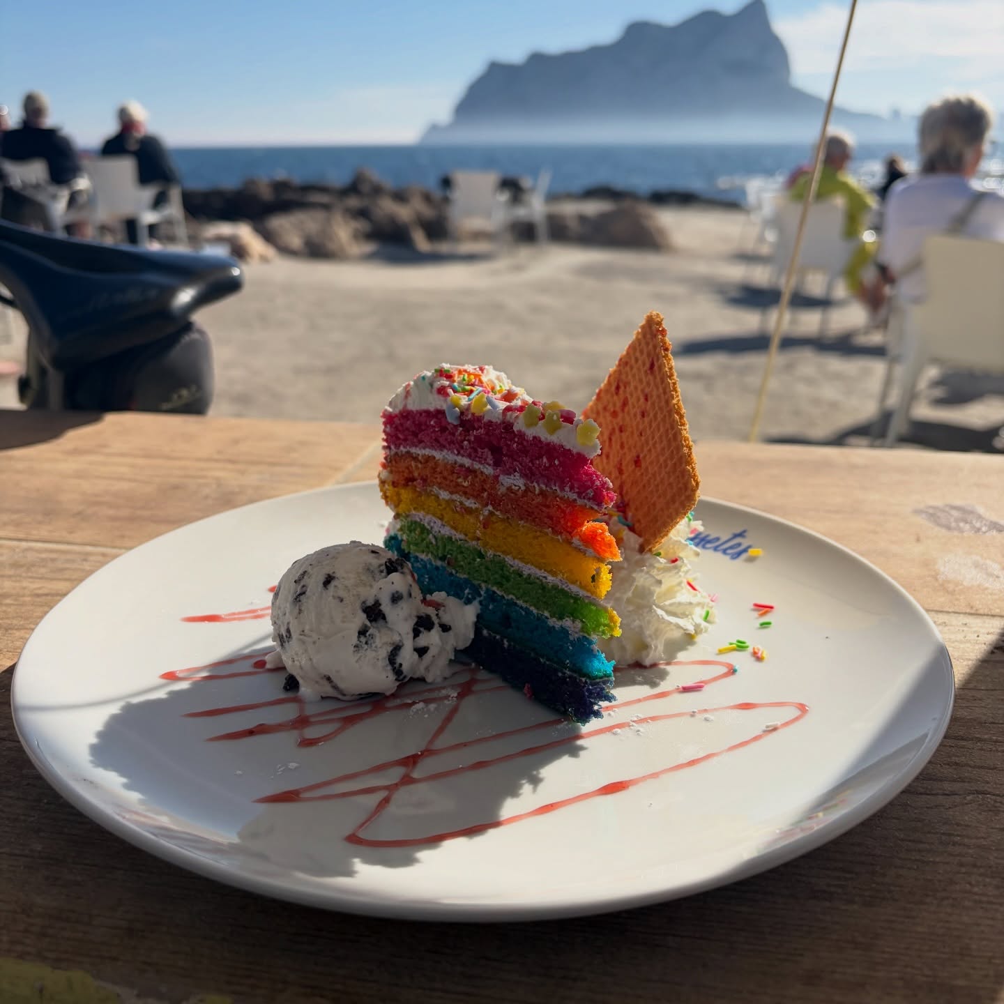 ¡Atención, amantes del verano! ☀️🌊
A partir del 15 de marzo nuestra barra exterior se llena de sabores frescos y deliciosos:
🥣 Bowls Fresh – Yogur griego, fresa o vegano + toppings
🥐 Horneados Artesanos recién horneados
🍊 Zumos naturales y combinaciones de fruta fresca
🧇 Gofres | 🍨 Copas de helado | 🍰 Tartas
💛 ¡Todo listo para que disfrutes del sol, la terraza y el sabor!
📍 Coral Beach, Les Bassetes
#foodie #dessert #clubnautico #restaurant #puerto