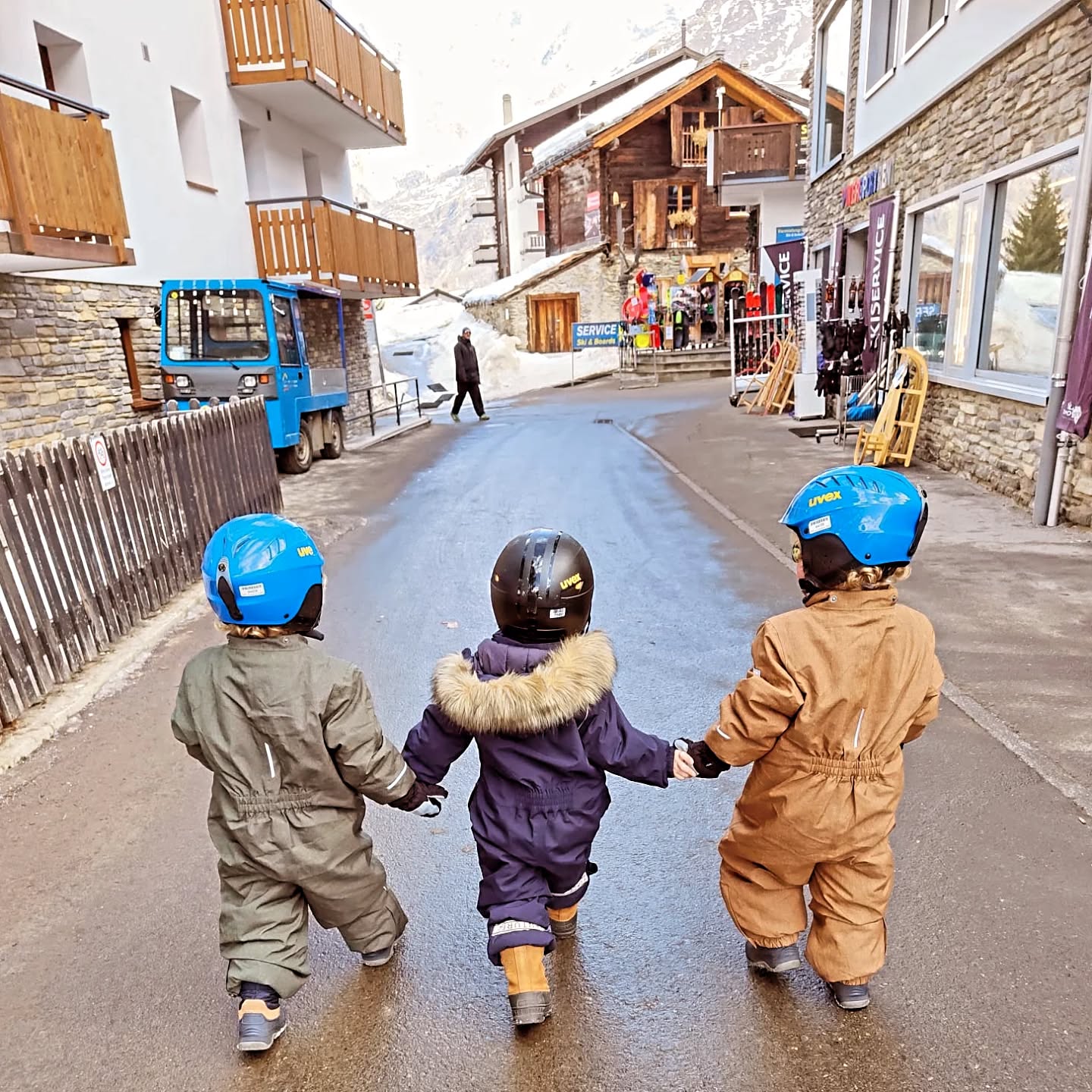 Cool kids ready for today with babysitter Rosa! 💫
www.babysitter-saas-fee.ch
#saasfee #saasfeebabysitters ##rosiebabysittersaasfee #daycaresaasfee #saastal