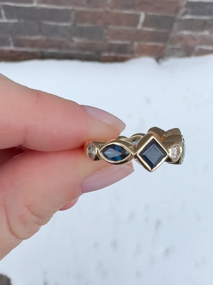 My client had an assortment of sapphires from both her and her husband’s grandparents. She wanted to combine them in a ring, so we went for this asymmetrical, multi-shape and size bezelled ring in yellow gold 💙