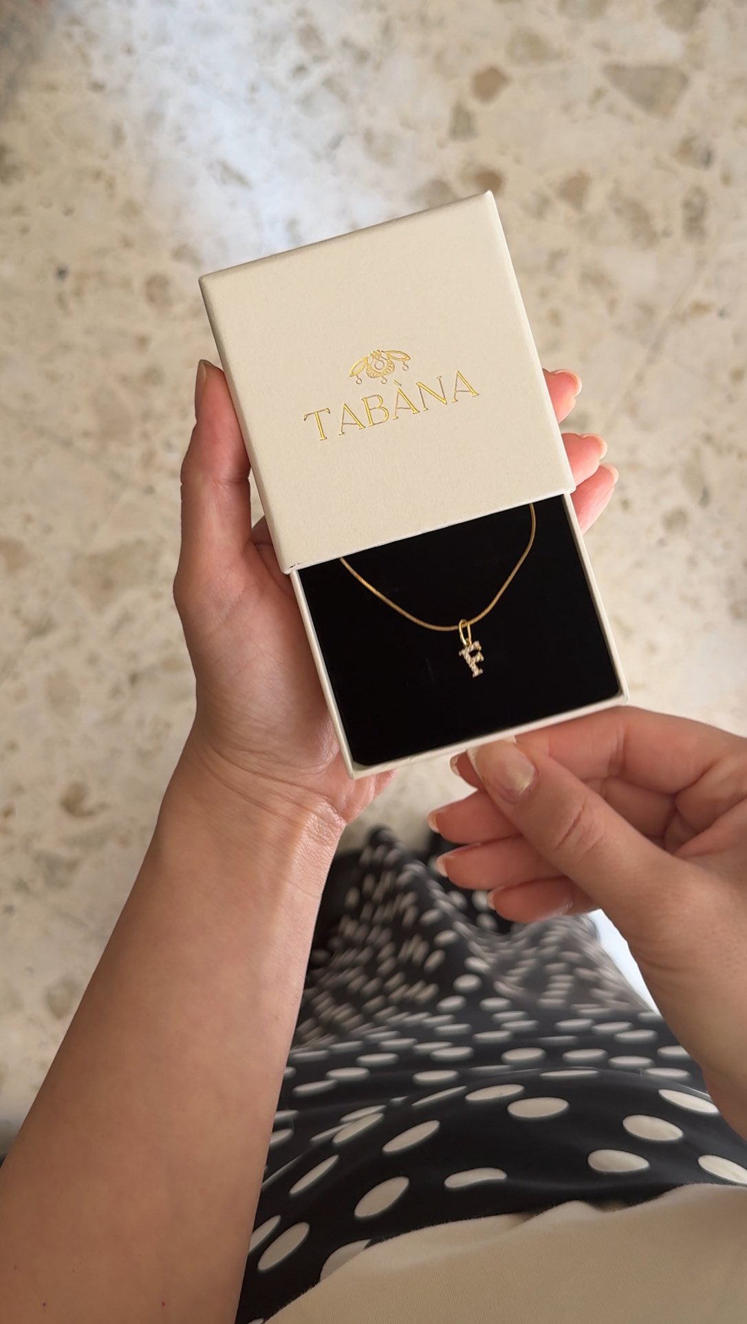 Cara F,
Ricordati di dirti cose belle ogni giorno.
Riconoscere il proprio valore in un qualsiasi momento della giornata ci rende grate di quello che abbiamo più di quello che vorremmo avere.
Initials sarà lì per te a ricordartelo.
Una lettera d’amore a se stesse.