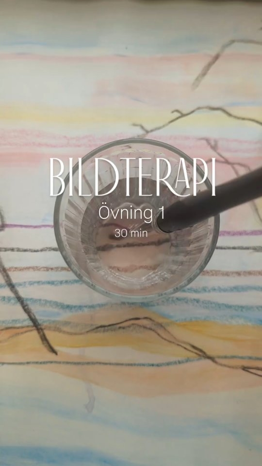 Eftersom jag inte har möjlighet att hålla i bildterapi nu under tiden jag får min behandling har jag istället valt att själv delta i bildterapi tillsammans med andra som också är på en läkande resa 🎨🖌️
Jag vill dela den första övningen vi gjorde med er ⬇️
▪️Sätt på lugn musik
▪️Ta tre djupa andetag
▪️Välj en färg eller penna
▪️Måla enkla, raka linjer
▪️Måla andra former som du tycker om
▪️Måla något som symboliserar dig, i bilden
▪️Titta på bilden utan kritik och tolka den för dig själv.
.
.
.
Spara gärna inlägget om du vill testa övningen själv ✨
.
.
.
.
.
.
.
#konstterapi #bildterapi #psykiskhälsa #kreativitetsomläkning #bröstcancer #kemoterapi #självutveckling #sårbarhet #arttherapy #måladinakänslor #bildterapigöteborg #konstterapigöteborg #målarworkshop #staycreative