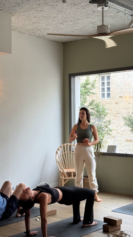 Rejoins-nous pour le cours Stretching Force et Mobilité tous les jeudis, à 17h chez @yogabaiona . Une expérience complète qui allie souplesse, renforcement et liberté de mouvement. Un cours construit pour libérer les tensions, renforcer le corps en profondeur tout en améliorant l'amplitude de nos mouvements.
À travers une alternance d’étirements dynamiques, de travail musculaire contrôlé au poids du corps et avec matériel, développes une meilleure amplitude articulaire, une posture plus stable et des mouvements plus fluides.
Si tu souhaites un cours complet pour comprendre et intégrer l'expérience dans ton quotidien, pour te sentir plus fort et plus libre dans ton corps, le tout avec un bon renfo des zigomatiques 😉 rejoins-nous jeudi, à 17h 🤸🏻♀️
Bonne marade assurée !
#stretching #mobilite #renforcement #souplesse #bienetre