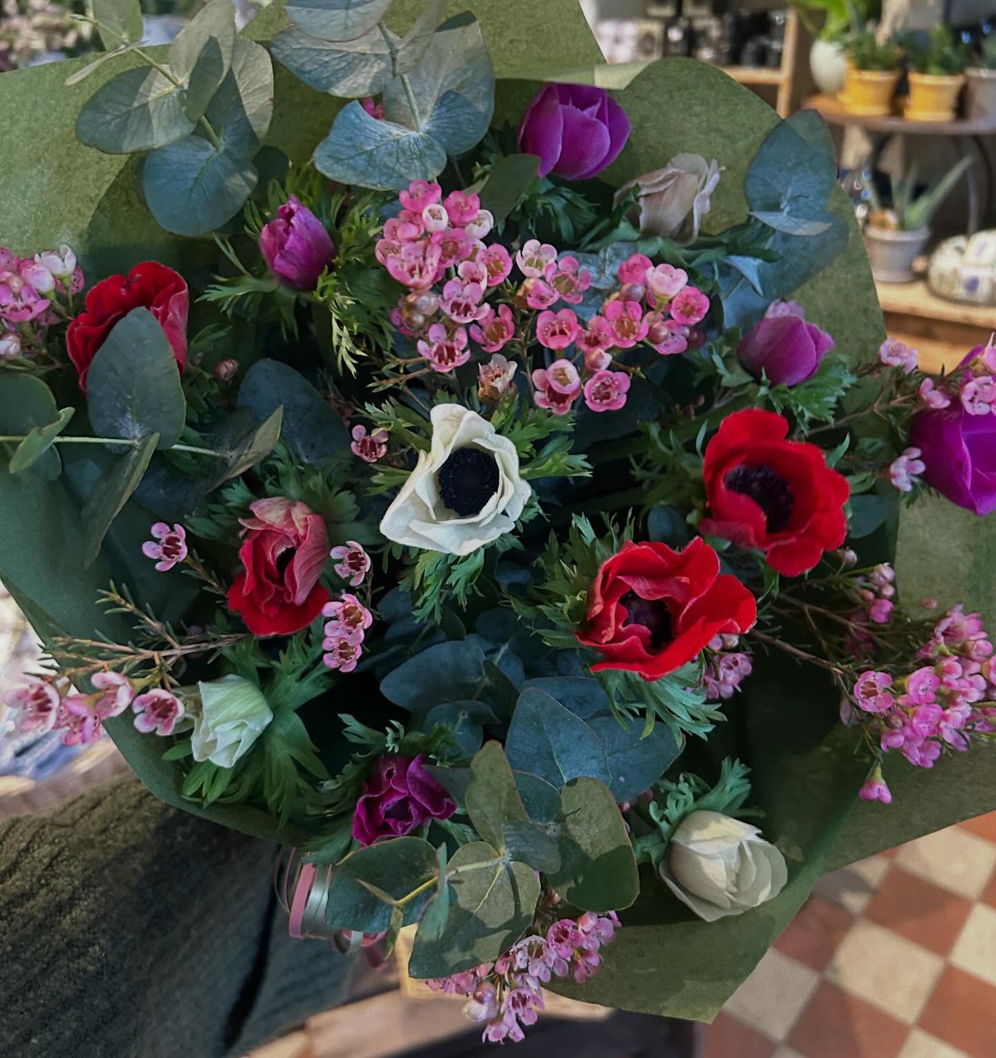 Vackert med anemoner i olika färger 🌸💝
Vilken vårvecka vi har! Påskpynt smyger sig in i butiken tillsammans med vårlökar, körsbärskvistar och påskris! Kan ju inte bli bättre 👏
Vi har öppet som vanligt hela helgen:
Fredag 11-18
Lördag 10-16
Söndag 11-15
🌷Välkommen 🌷