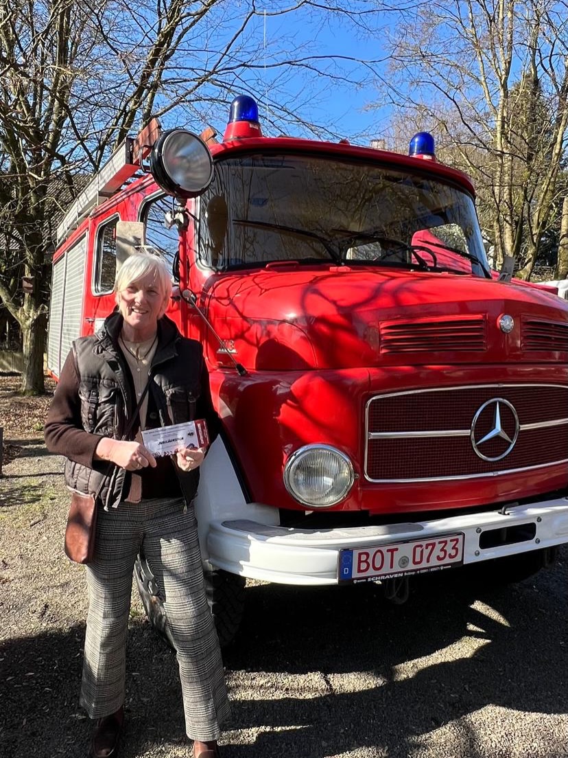 🧯🧑🏼🚒 140 Jahre Freiwillige Feuerwehr Kirchhellen
Und Jupp (das Löschfahrzeug) wird 50 Jahre. Immer noch gilt bei all dem technischen Fortschritt vor allen Dingen eins: Menschen helfen Menschen! 🚒
Hinter jedem Feuerwehrmann - hinter jeder Feuerwehrfrau steht eine Familie, die den Ehrenamtlern den Rücken frei hält - bei Tag und Nacht, Weihnachten und immer! 🧑🧑🧒🧒
Danke, danke dafür! Der von Stefan Drecker gedrehte Film gibt zu alldem einen Einblick und ist eine große Würdigung. Danke, dass ich dabei sein durfte! 🎥