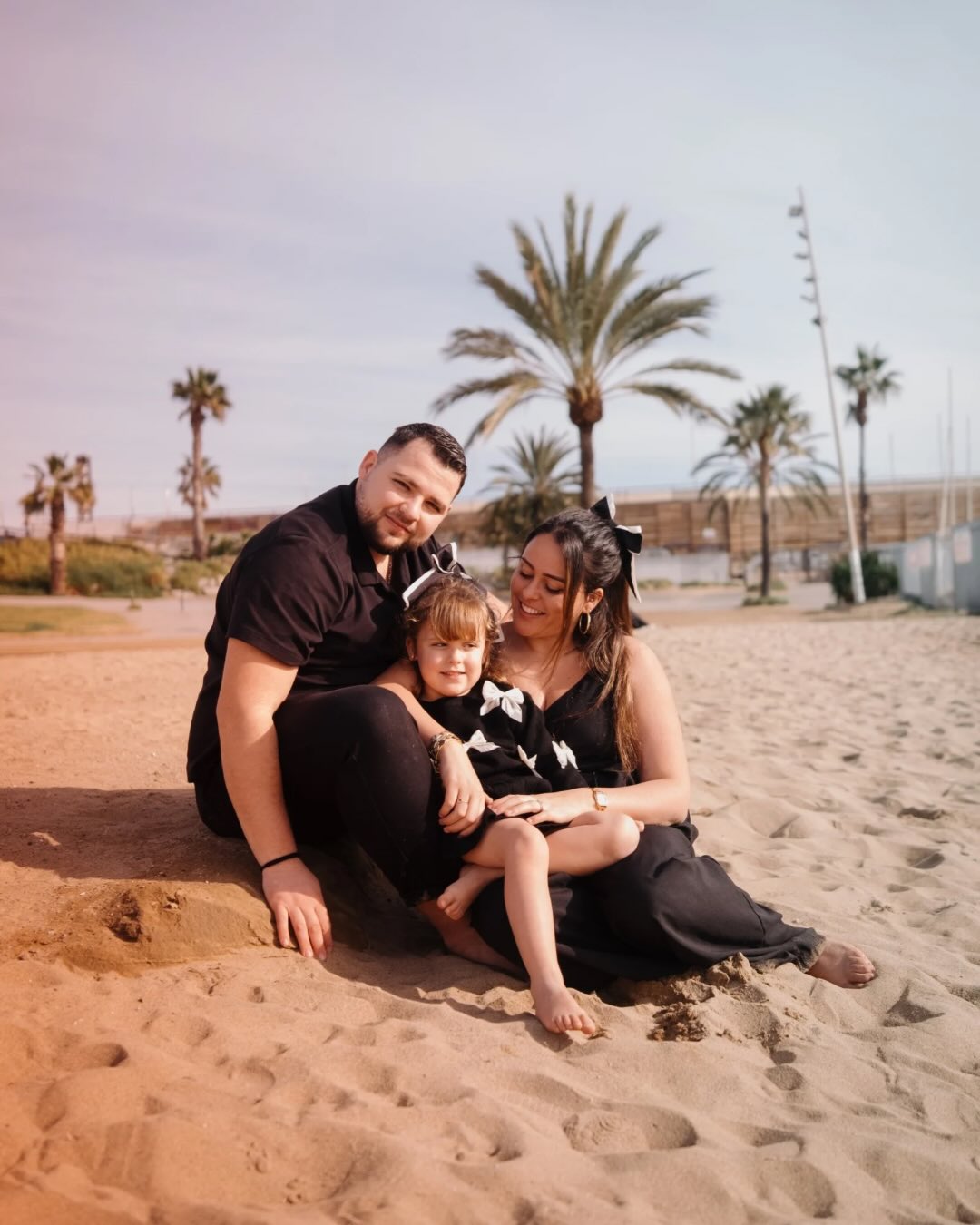 Okay. First of all… this story. 🤍
Some families book a session because they’re on holiday. Some book it because they’ve walked through fire together… and they’re still standing.
This little girl was born at five months. 4 months between hospital and home. Machines. Waiting rooms. Survival mode. And then… life.
This trip to Barcelona wasn’t just a vacation.
It was a celebration, a thank you, a « we made it »!
They surprised the grandparents not to create perfect images, but to honor what they built together: resilience, tenderness, commitment.
Joy isn’t naïve. It’s courageous. It’s choosing each other again and again.
When you look at these images, you see light.
I see a family who decided love would be louder than everything else.
And that’s why I do what I do. 🤍
P.S. They chose black to move away from white and cream, which resulted in original images with beautiful contrast and incredible strength in their unity. The orange filter placed in front of the lens allowed me to illuminate certain parts of the scenes and bring an almost symbolic warmth to them.