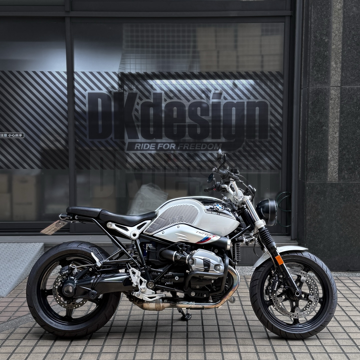.
BUILD FOR THE RIDE. READY FOR SPRING.
.
Thanks for choosing our products.
.
DKdesign-Comfort Handlebar
DKdesign-LCD Multifunction Meter.
DKdesign-Short Tail Light Kit.
.
All products are Made in Taiwan.
.
Feel free to message us for more infos 📥.
.
Website : www.dkdesign-global.com
.
#bmwmotorrad #bmwrninet #bmwrninetaccessories #dkdesign #bmwrninetparts