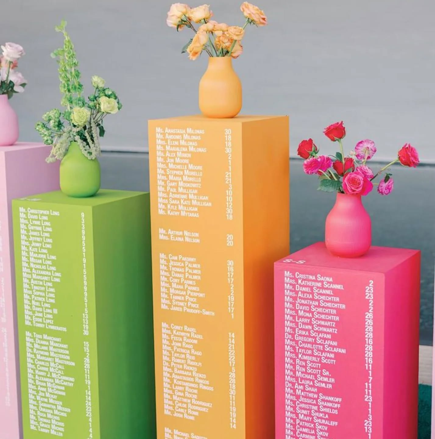 L’année dernière, la colonne jouait la carte de la sobriété.
Cette saison, elle assume la couleur.
Vert pomme, rose bonbon, mandarine… des teintes acidulées qui réveillent une scénographie en un clin d’œil. On customise, on repeint, on personnalise pour créer une pièce forte, alignée à votre univers.
Plan de table, mise en valeur d’un espace, support floral ou élément signature : la colonne devient un véritable atout design.
Disponible en 60, 80 et 100 cm.
Personnalisable à l’infini.
Découvrez notre catalogue en ligne et imaginez la version qui sublimera votre jour J.
#ProvenceLocationMariage #DécorationMariage #WeddingDesign #MariageColoré #Scénographie PlanDeTable Mariage2026