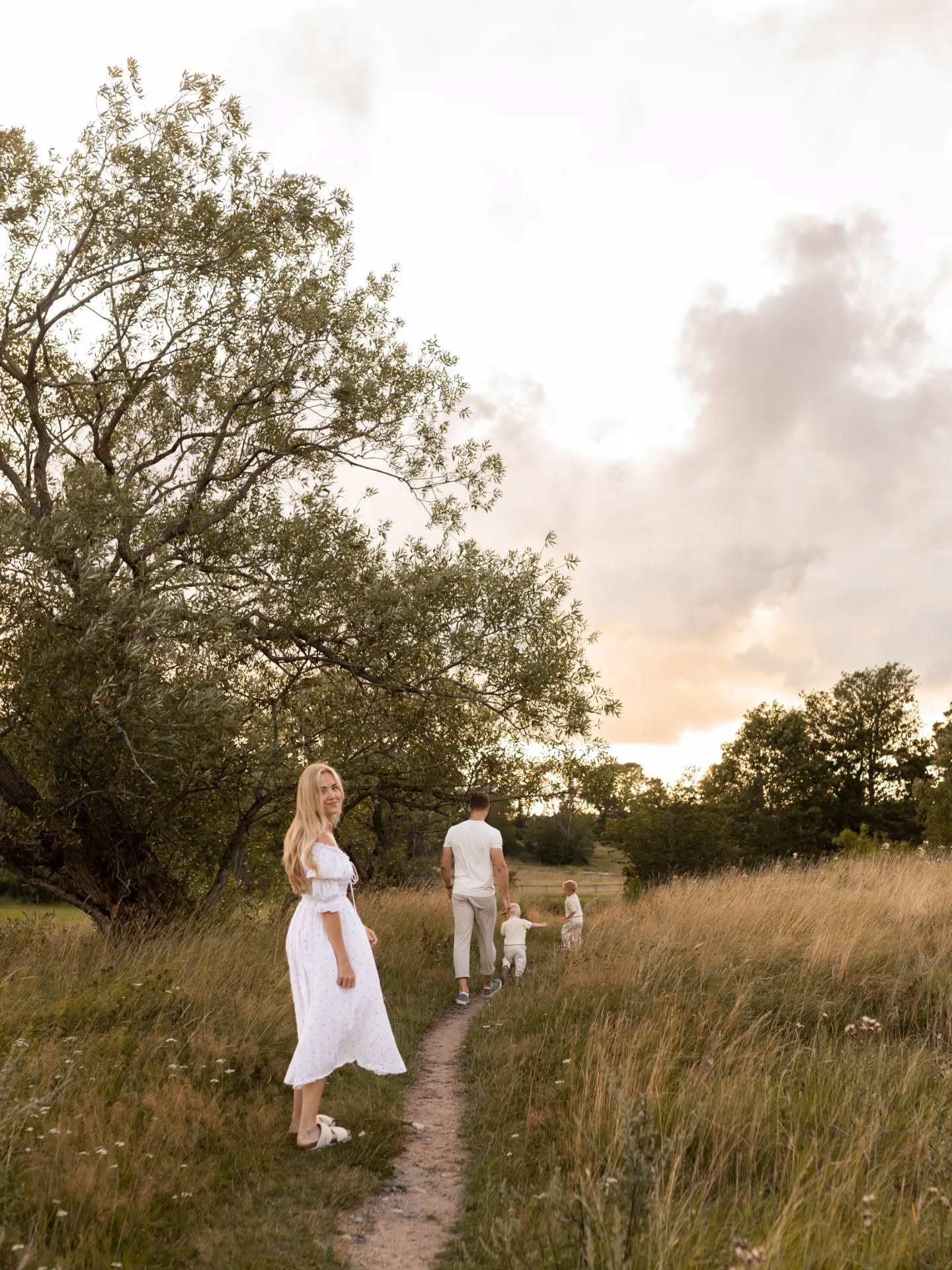 Solen har börjat värma och snart är vi här! ♡
Just nu finns 5 tider för familjefoto (gravid- och nyfödd inkluderat) för våren och sommaren. Förhoppningsvis ses vi i kvällssolen och sparar just era minnen för framtiden! 😍
Boka via hemsidan eller DM. ♡
#familjefotografstockholm #mammaliv #fotografstockholm #gravidfotografstockholm #nyföddfoto