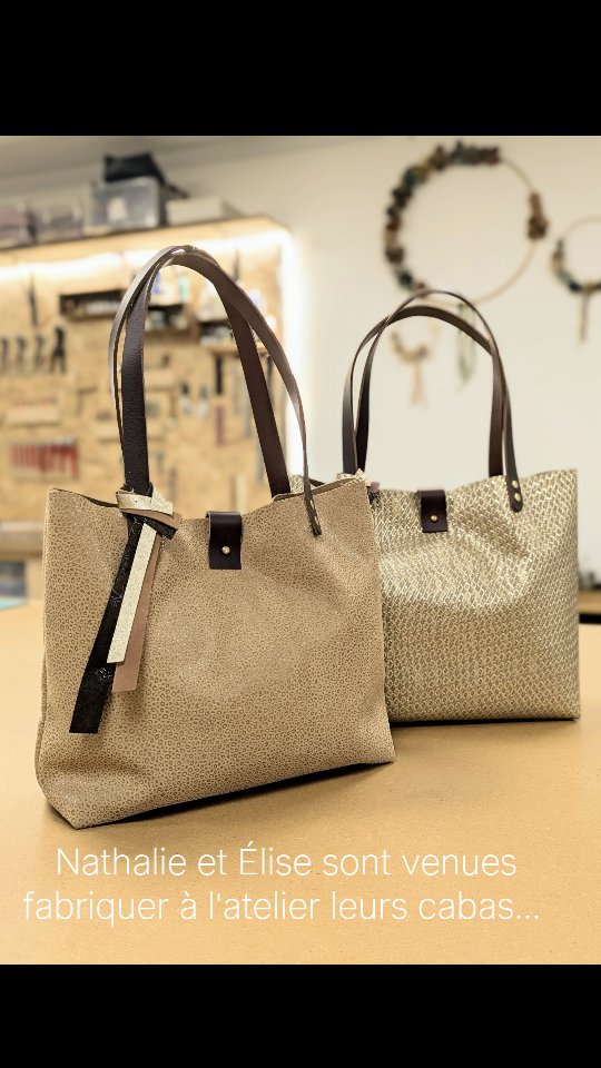 ✨ les cabas de février✨
Nathalie et Élise sont venues à l’atelier pour fabriquer leur sac cabas en cuir.
Élise a fait la route depuis Châteauroux avec une idée bien précise : réaliser son sac elle-même, de A à Z.
Nathalie, elle, adore le tissu… mais avait envie de découvrir une nouvelle matière : le cuir. Toucher, comprendre, apprendre les gestes de la maroquinerie et voir peu à peu son cabas prendre forme.
Choisir le cuir, couper les pièces, assembler, coudre, personnaliser…
5 heures de création qui passent à toute vitesse.
Et à la fin de l’atelier :
la fierté de repartir avec un sac unique, fait de leurs mains. ❤️🤎❤️
🫶 Un grand merci à Nathalie et Élise pour leur confiance, leur curiosité et ce beau moment de création partagé à l’atelier.
Envie de vivre l’expérience vous aussi ?
Les prochaines dates d’ateliers cabas sont à découvrir et à réserver directement sur mon site.
Bonne soirée
Marion
#saccabas
#saccuir
#sacartisanal
#atelierdiy