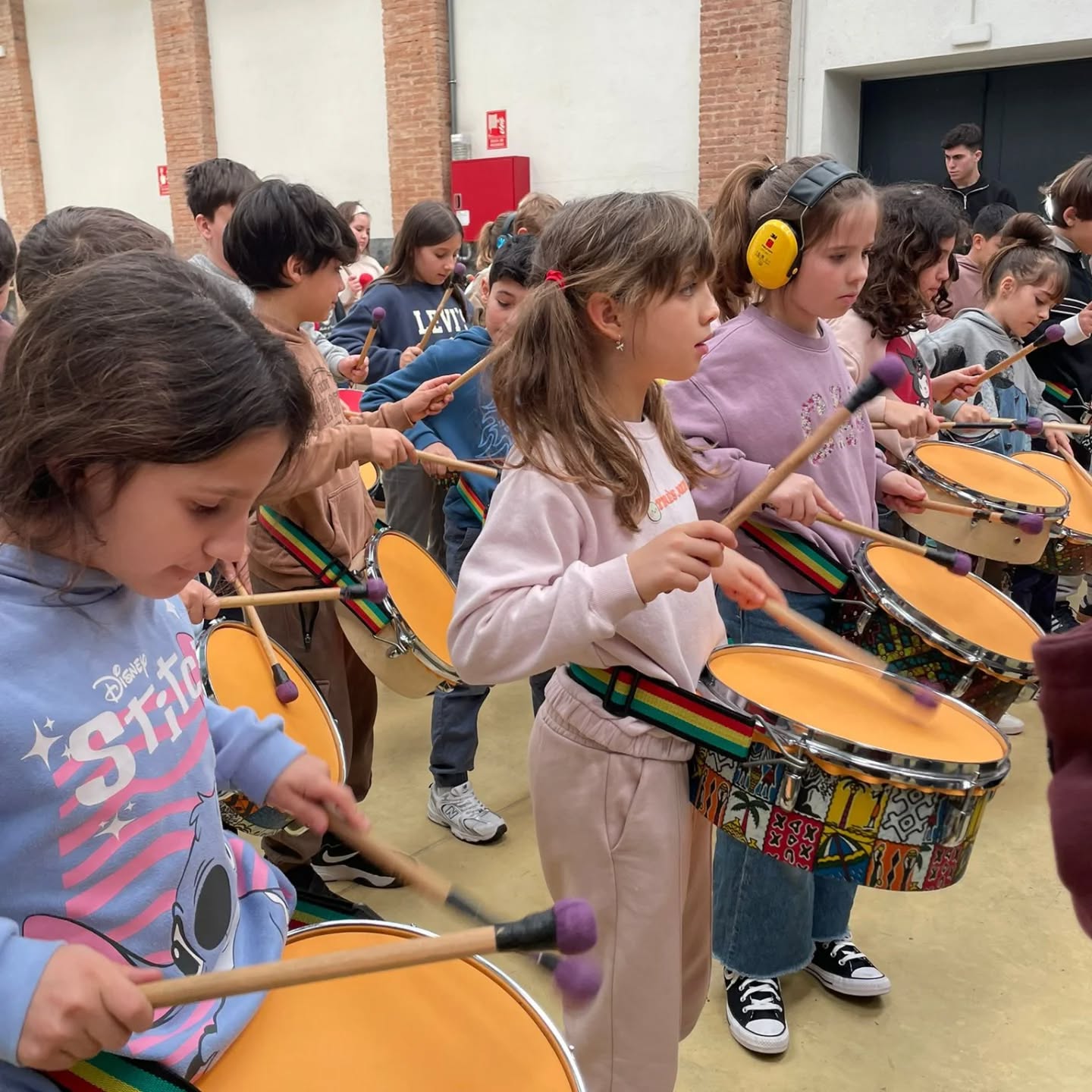 Aquests dies, tot l'alumnat de #Primària i de 1r i 2n d'#ESO ha gaudit d’un taller de batucada a l’escola 🥁 Els nens i nenes han pogut tocar acompanyats de dos músics percussionistes i un guitarrista. S’ho han passat d’allò més bé!! 🙌🏻