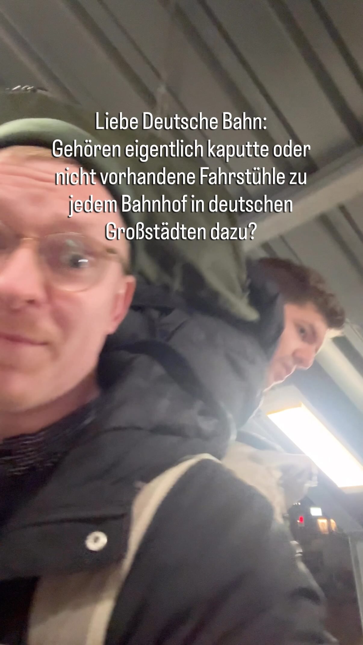 Gleich zehn andere Reisende sind uns heute entgegengekommen, die wir vor dem defekten Fahrstuhl warnen mussten.
Klar, die meisten Aufzüge funktionieren, aber schon einer (oder wie hier: zwei) können eine komplette Reiseplanung über den Haufen werfen. Wir haben das Glück, uns mit Muskelkraft und Kreativität zu helfen, aber das kann eben nicht jeder.
Immerhin: Wir konnten den Schaden direkt bei der zuständigen Stelle melden. Hoffen wir, dass es schnell geht! 🛠️
Videobeschreibung: Lovis trägt Alex auf der Schulter. Es ist Nacht. Beide tragen Jacken. Sie laufen im zweiten Teil zu eine defekten Fahrstuhl und reden miteinander. Im Hintergrund gehen viele Menschen am Bahnsteig an den beiden vorbei.
