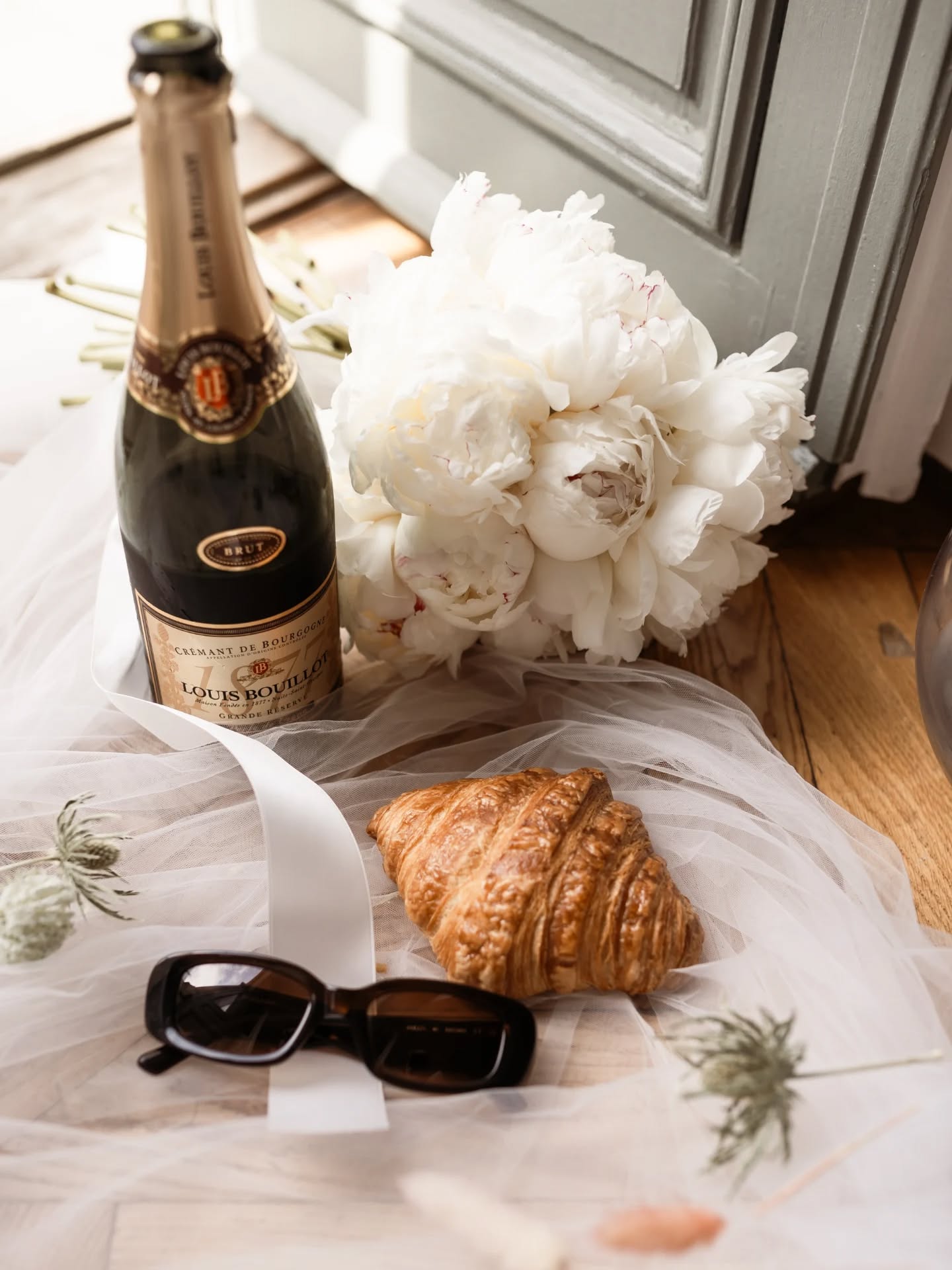 Bonjour chérie! ✨️🇨🇵💃
Om jag gifte mig igen hade jag definitivt också startat dagen på en balkong med croissant. Eller who am I kidding... det är så jag gärna hade startat vilken dag som helst; bröllop eller ej. 👌🥐
Räknar för närvarande ner dagarna till årets första bröllop! Plusgraderna vittnar om en otroligt efterlängtad vår äntligen på väg och jag nästan gråter av längt! 😍
#weddingphotography
#editorialwedding
#scandinavianwedding
#timelesswedding
#bröllop2027