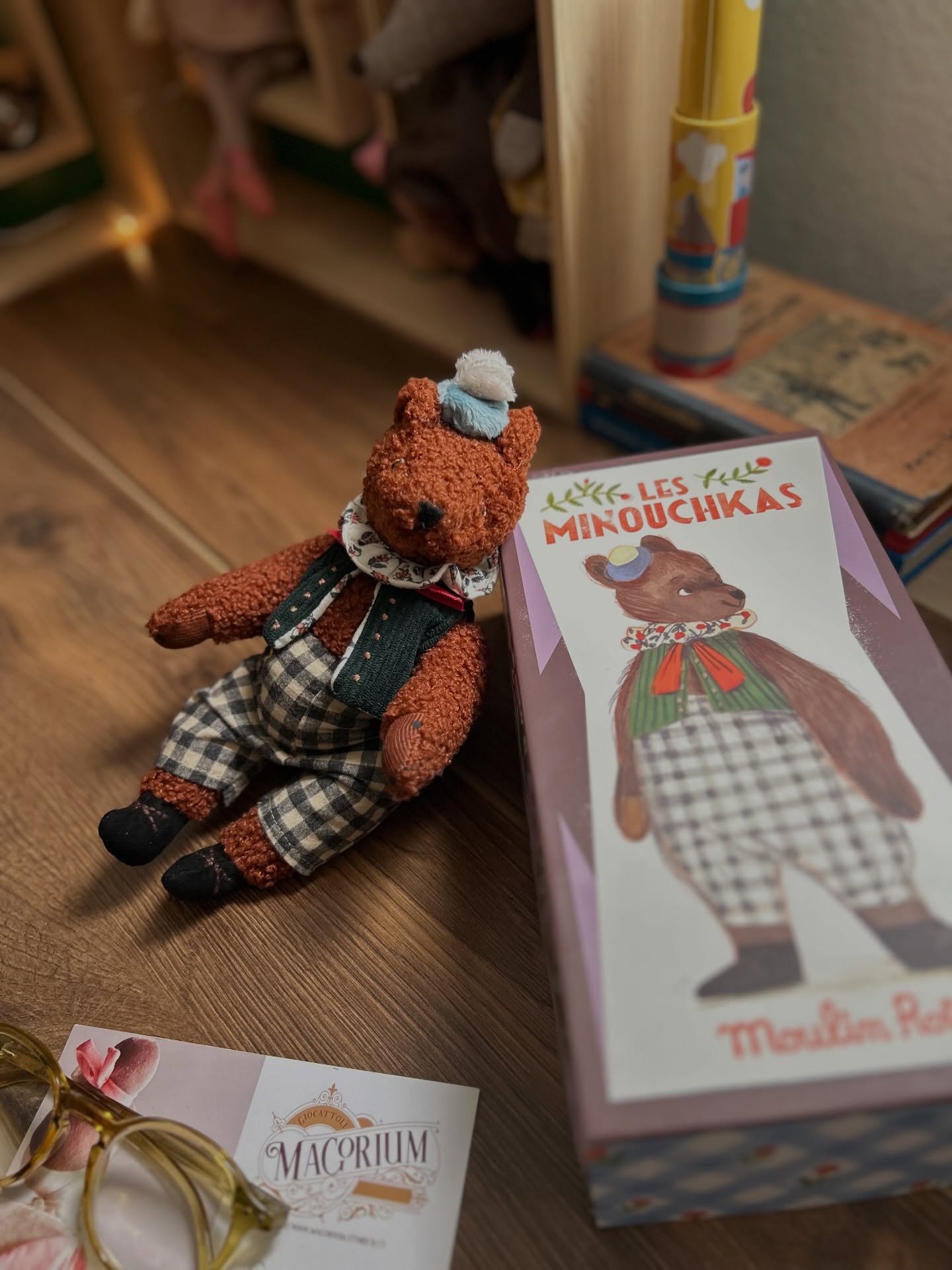 Mi chiamo… anzi no.
La verità è che non ho ancora un nome. 🧸
In questo momento sono nella Bottega dei giocattoli di Guglielmo.
Per carità… niente da dire: lui è simpatico, qui ho tanti amici e le giornate passano tra storie e chiacchiere.
-
Però…sai, ogni tanto penso che mi piacerebbe avere una casa tutta mia.
Una mensola, un comodino, qualcuno che passando mi guardi e magari mi faccia vivere qualche avventura…che so…bambini?
-
Comunque…Io nel frattempo aspetto qui, facendo il bravo e mettendo in ordine per rendermi utile.
-
Se pensi che potrei stare bene a casa tua… adottami.
E già che ci sei, dammi un nome nei commenti. ✨
-
#magoriumgiocattoli #teddybears #toys #giocattoli #peluche
-
@moulin_roty