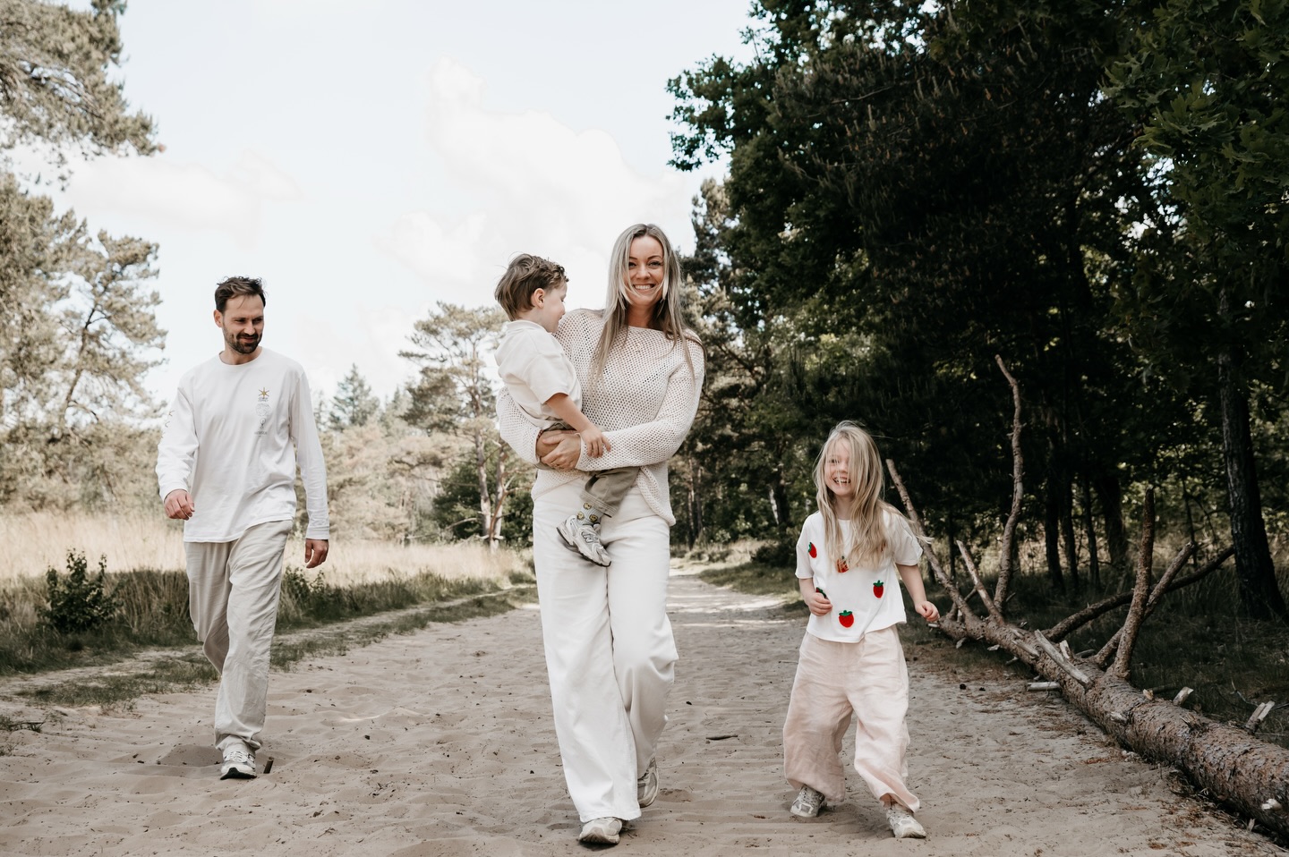 SPRING MINI’S
Yes!!! ze zijn er weer! Inmiddels is het een traditie geworden: in mei organiseer ik mijn Spring Mini’s.
Normaal gesproken in het eerste weekend van mei, maar dit jaar is dat net even anders. Het eerste weekend start ik namelijk met mijn allereerste bruiloft van het seizoen, wooop woop! 🤍
Daarom vinden de Spring Mini’s dit jaar plaats in het tweede weekend van mei, op 09/05/2026.
Heb jij mijn nieuwsbrief ontvangen? Dan heb je je plekje al kunnen reserveren, want die ging afgelopen zondagochtend de deur uit.
Ontvang je mijn nieuwsbrief (nog) niet? Dan kun je vanaf nu ook jouw moment vastzetten.
De mini’s vinden dit jaar plaats op de Galderse Heide. En wat dit jaar net een beetje anders (en waar ik heel blij van word) is ten opzichte van andere jaren: je kunt ook een avondslot boeken, zodat jouw shoot plaatsvindt tijdens het gouden uurtje. Hallo FAN-TAS-TICH licht!
Wat krijg je?
✨ 30 minuten shooten op de Galderse Heide
✨ 15bewerkte beelden in de stijl van Studio Femme (bijbestellen mogelijk)
✨ Bij het afnemen van de volledige galerij ontvang je een tastbare herinnering
Investering
€179,-
Beschikbare tijdsloten
08.00 – 08.30
08.30 – 09.00
09.00 – 09.30
09.30 – 10.00
10.00 – 10.30
19.30 – 20.00
20.00 – 20.30
20.30 – 21.00
Wil jij vrijblijvend de brochure ontvangen? Stuur me gerust een berichtje.
#springminis #minishoot #galderseheide #studiofemme #fotografiemomenten