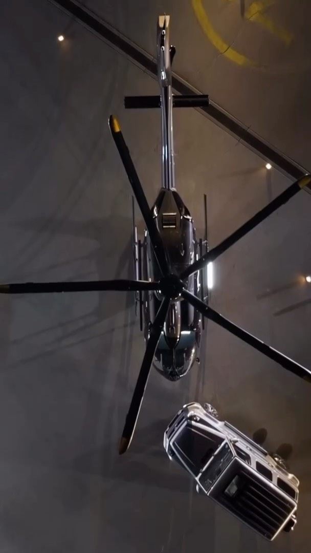 Quando design automotivo encontra engenharia aeronáutica, a mobilidade muda de nível.
A Mercedes-Benz e a Airbus Corporate Helicopters apresentam o ACH145 Mercedes-Benz Edition, um helicóptero executivo que leva conforto, tecnologia e sofisticação do asfalto para o ar.
Mais do que voar, a proposta é viver a experiência.
A matéria completa está no link da bio.
#MercedesBenz #ACH145 #AviaçãoExecutiva #MobilidadeDeLuxo #VeiculosPremium DesignEInovacao LifestyleDeLuxo AviationDesign