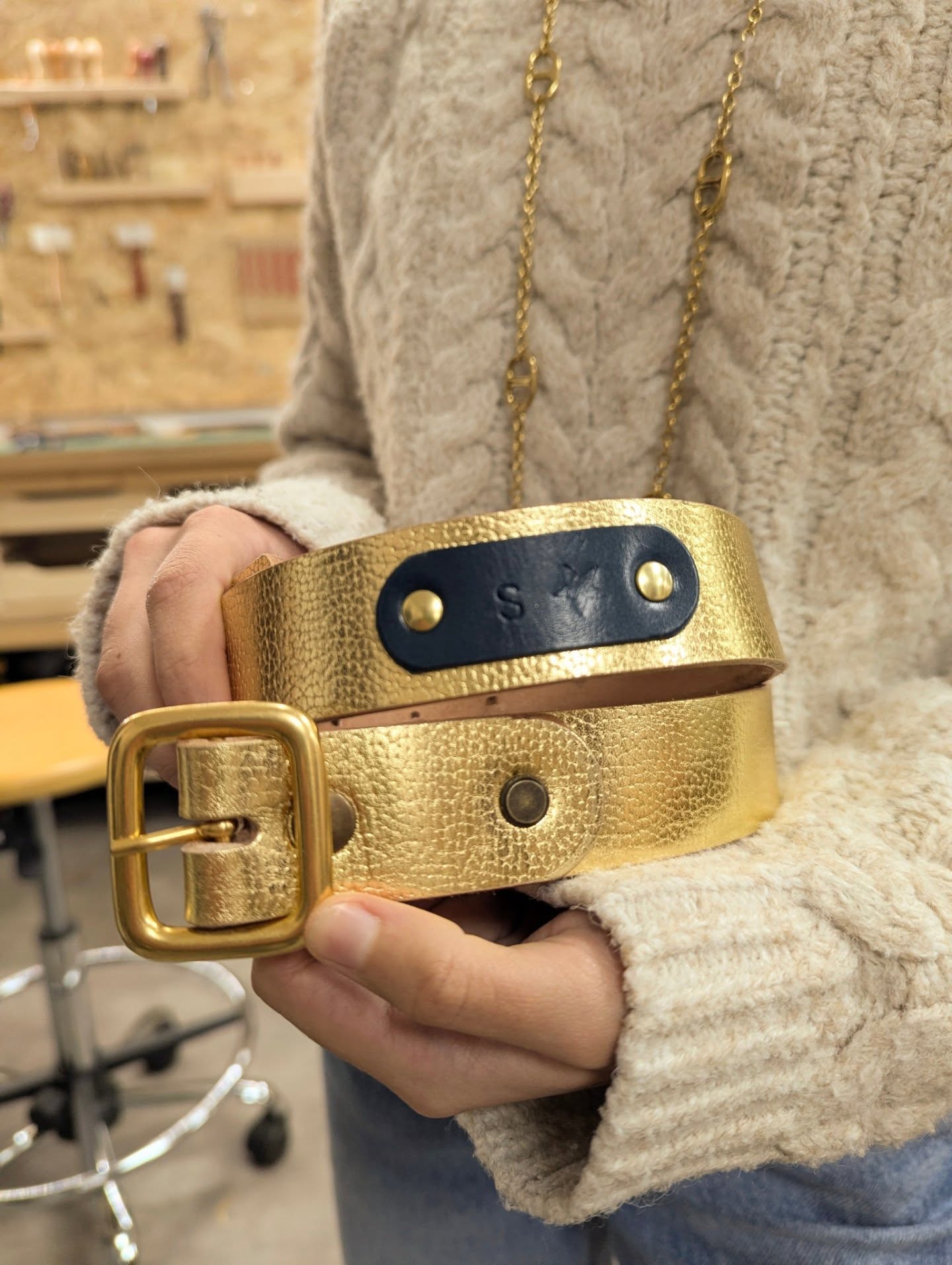 ✨ Les ceintures fabriquées en février ✨
Quel bonheur de vous voir manier les outils, choisir vos cuirs, ajuster au millimètre…
En février, l’atelier a vibré au rythme des ceintures : des gestes précis, des finitions soignées, et surtout cette petite étincelle dans vos yeux au moment d’essayer votre création pour la première fois... 🤎
Merci infiniment à :
Florian, Benoit, Alissa, Sylvain, Jawouen, Shahylah, Valentin, Emilie, Martine et Michel...
Merci pour votre confiance et votre belle énergie.
Chaque ceinture raconte une histoire, et c’est toujours aussi agréable de vous accompagner dans chacune de vos créations.
Les plannings de mars, avril et mai sont en ligne depuis hier !
Si vous avez envie de vivre cette expérience à votre tour, les inscriptions sont ouvertes.
Des moments en petit groupe, du cuir, du partage… et la fierté de dire : “C’est moi qui l’ai faite.”
On se retrouve à l’atelier ?
#ceinture
#ceinturecuir
#atelier
#artisanat