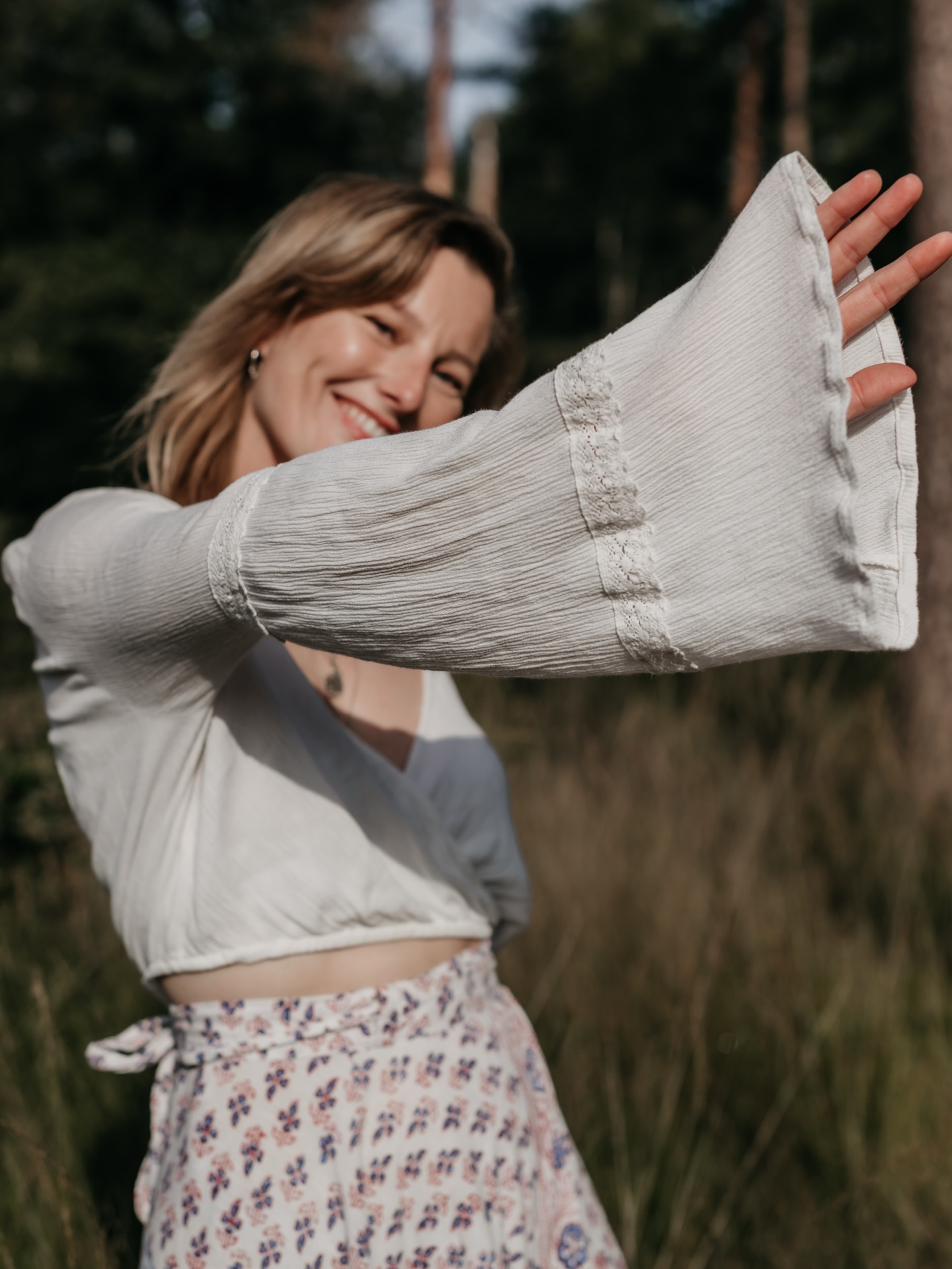 INTERNATIONALE VROUWENDAG
Een dag waarop we vrouwen vieren, dankzij de vrouwen van de generaties voor ons die al vochten voor gelijkheid.
En in alle eerlijkheid, we zijn er nog niet..
Nog steeds denken vrouwen anders na over de simpelste dingen, zoals alleen naar huis rijden na een avondje uit. Nog steeds worden rollen verwacht, aangeleerd of aangenomen omdat het “zo hoort” of omdat jouw wieg stond waar hij stond.
Daarom koos ik bewust voor deze beelden, een vrouw in al hun vormen.
Heks. Moeder. Meisje. Vrouw.
Met alle emoties die hier bij mogen horen, vrolijk, verleidelijk, nieuwsgierig, boos, onzeker en vrij.
Want als vrouw ben je zelden één, je bent vaak alles tegelijk.
Dus lieve vrouw, hoe je ook leeft, kiest of groeit: laat het jouw keuze zijn. Steun andere vrouwen.
Geef geen podium aan stemmen die ons terug willen duwen naar het jaar nul.
En laten we de generatie na ons net iets meer meegeven dan wat wij hebben geleerd.
Omdat dit onderwerp me raakt, me soms boos maakt, soms verdrietig, wil ik vandaag iets doen om vrouwen te vieren voor de prachtige wezens die ze zijn.
Vandaag boek je jouw Female Empowerment Shoot met 10% korting.
Om jezelf te vieren, precies zoals je bent.
#internationalevrouwendag
#femaleempowerment
#vrouwenkracht
#portretfotografie
#studiofemme