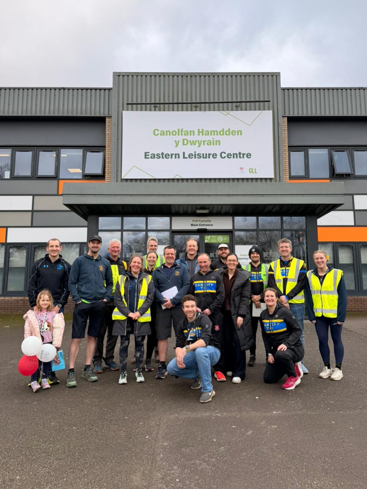 🏅 Medal Monday 🏅
On Sunday we hosted our Tri Dewi triathlon event at @eastern_leisure_centre which was a huge success!! Thanks to everyone who participated and all from the club who volunteered 🫶🏻
We had lots of members running the Newport half & the St David’s Day 10k yesterday down Bute park 🏴 🌼 - well done all!!! @bills1954 finishing 2nd in his AG at Newport half 🔥🙌
@emmaejej was out in Italy racing the Bologna half marathon 🇮🇹 🏃🏽♀️
@molly1clee was setting a great example by marshalling at @rwcraces Brecon to Cardiff 🙌
@milesotbrown was at the daffodil sportive 🚵🏽♂️ from Llandovery which finished with tea, welsh cakes & daffodils… what’s not to love?! 🌼 🫶🏻
@milesotbrown also hosted the second skills bike session at @bettermaindy track on Friday night… Thanks to all of you for venturing out in the elements 🌧️
Lovely to see the start of the race season beginning 💪🏼 LET’S GOOOO! 🔥
💛💙🖤
#cardifftriathletes #triathlontraining #newporthalfmarathon #tridewi #halfmarathon