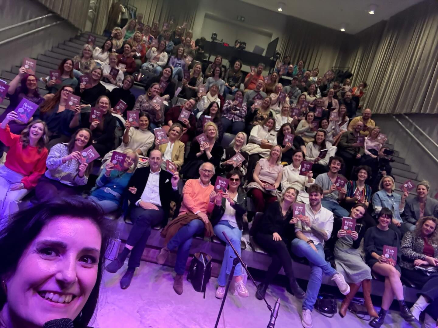 This is what a dream looks like when people carry it with you. Dankjewel aan iedereen die erbij was. 🤍
🫶🏻🫶🏻🫶🏻
Host @studio.autentiek
Sound Healing @straalmetyati
Live muziek @lampadeir_ @blommaertamber @rover.project_
Videografie @videoroyal.be
Fotografie @de_sutter_photography
Grafische vormgeving @studio.oneoak
Digitalisatie/productshoot @digitaltalesbe @pixlyshop
Taalcorrectie @greteleeckhout
Locatie & techniek @bibliotheek_utopia Veerle
Catering @utopiacafe.aalst
Achter de schermen @lissadenewet & Joeri
#utopiaaalst
#boekvoorstelling
#vanrouwnaarkleur