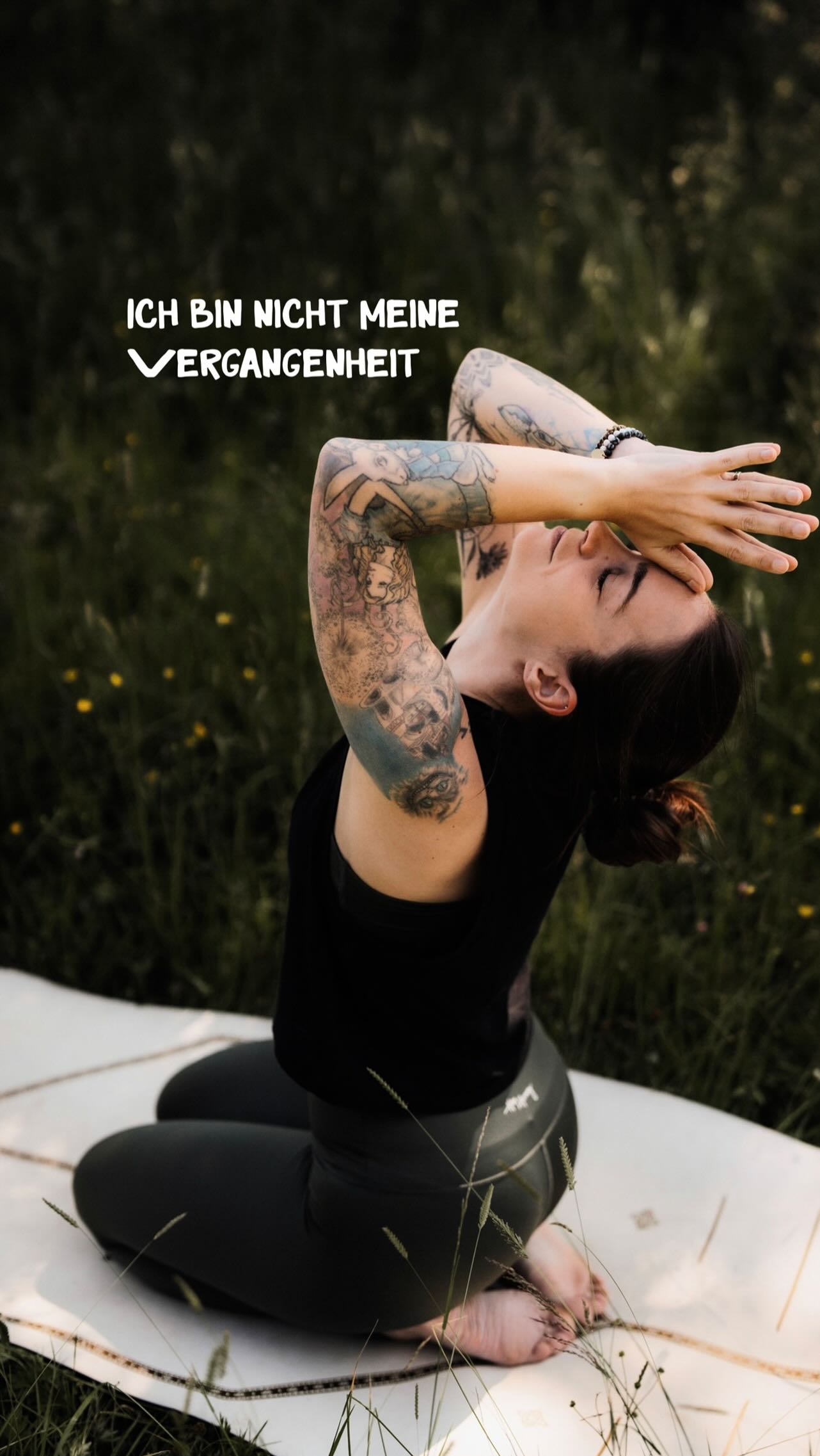 Ich habe ein Leben gelebt, das gut aussah.
Ein Weg, der Sinn machte.
Ein Beruf, für den ich gelobt wurde.
Alle waren immer begeistert „Wie macht die das nur?“
Jahrgangsbeste. Masterbeste.
Sicher. Vernünftig. Anerkannt. Streberin.
Aber genau dieser Weg war nicht meiner.
Ich habe funktioniert.
Bin schneller gerannt.
Höher.
Weiter.
War nach außen hin erfolgreich.
Was keiner sah:
Ich habe mich dabei immer weiter von mir entfernt.
Ich habe meine Masterthesis weinend verschickt.
Erschöpft. Am Ende.
Habe auf der Überholspur gelebt & bin ausgebrannt.
Bis mein Körper Stopp gesagt hat.
Nicht laut. Eher leise.
Aber deutlich.
Der Kinderwunsch begann schwierig.
Während mir eine Freundin ihre Schwangerschaft fröhlich verkündete, war es bei mir 2 Tage vorher schief gegangen. Ich leidete still. Ich schwieg & lächelte.
Meine Schwangerschaften verliefen beide nicht leicht.
Auch mein Sohn sollte eine Fehlgeburt sein.
Mein Körper hat geschrien & ist nach den Schwangerschaften in den Überlebensmodus.
Entzündungen, Schmerzen, Erschöpfung.
Ich bin dann noch einmal zurück in dieses alte Leben.
Meinen damaligen Beruf.
Und da war plötzlich diese Klarheit:
Ich will das nicht mehr.
Ich kann das nicht mehr.
Nicht, weil ich schwach war.
Sondern weil ich endlich ehrlich war.
Parallel begann mein Weg.
Nicht der leichte.
Nicht der schnelle.
Der echte.
Ich habe hingeschaut.
Habe gefühlt, was ich jahrelang weggedrückt habe.
Habe geweint.
Reflektiert.
Aussortiert.
Aufgeräumt.
Grenzen gesetzt.
Ich habe gelernt, mich nicht mehr über Leistung zu definieren.
Nicht mehr über Tempo.
Nicht mehr über Applaus.
Nicht mehr über Andere.
Mein Heilungsweg war nicht schön.
Er war scheisse schmerzhaft.
Konfrontierend.
Still. Laut. Schreiend.
Aber er war echt.
Und heute?
Heute ist es leiser in mir.
Nicht, weil nichts mehr stürmisch ist.
Sondern weil ich nichts mehr unterdrücke.
Weil ich meinen Weg gehe.
Ich lasse Gefühle zu.
Ich spreche aus, was ich brauche.
Ich sage Nein.
Ich bleibe.
Ich bin nicht meine Vergangenheit.
Ich bin jede Entscheidung, die ich getroffen habe, um mir selbst wieder zu begegnen.
Jede Entscheidung unterliegt heute einer Grundlage:
Ich wähle mich. Immer 🤍