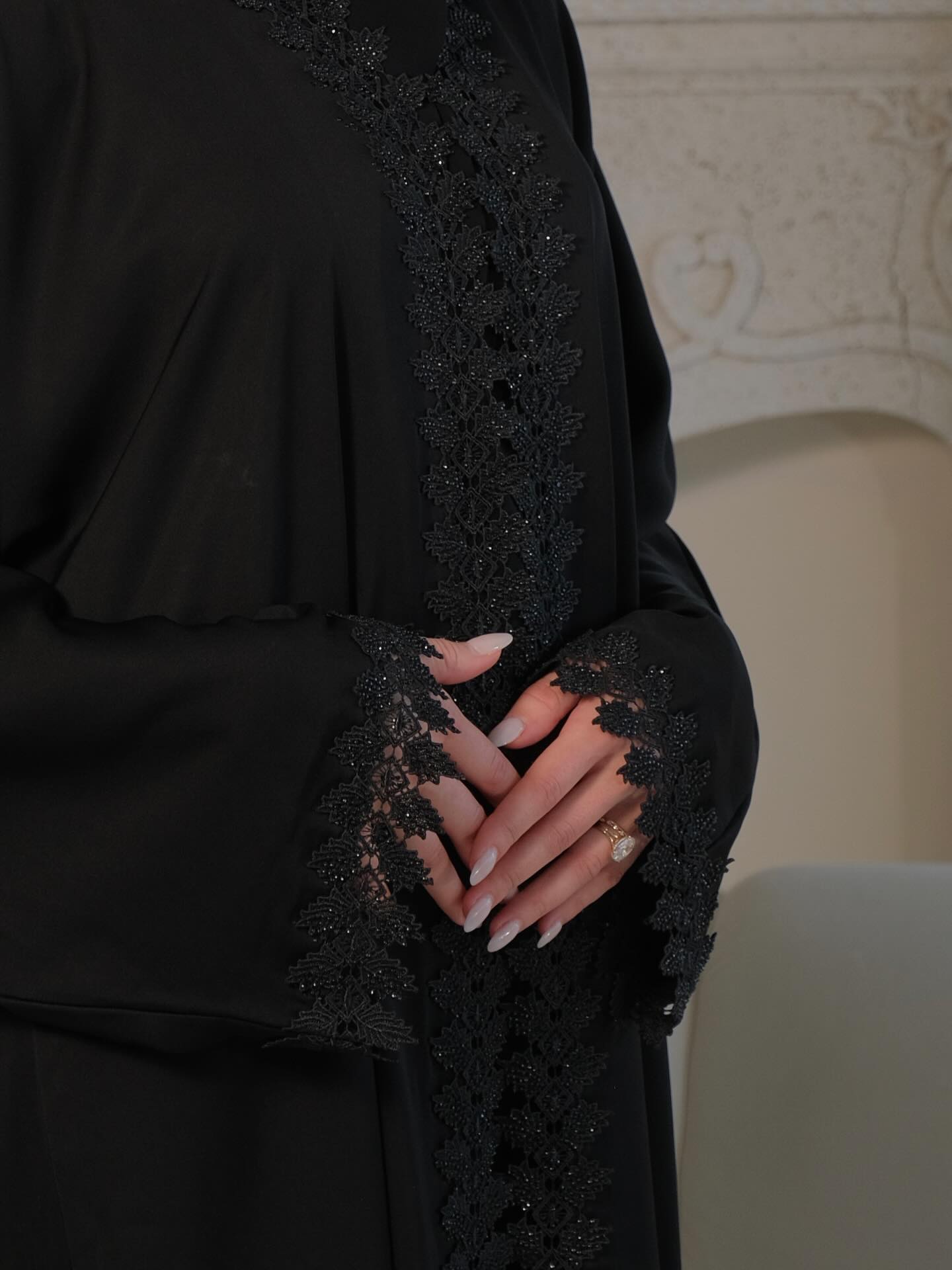 Une dentelle rosace aux motifs circulaires délicats, inspirée de l’art andalou 🥀
#abayas #eid #abayasmontreal #fashionmodesty #montréal