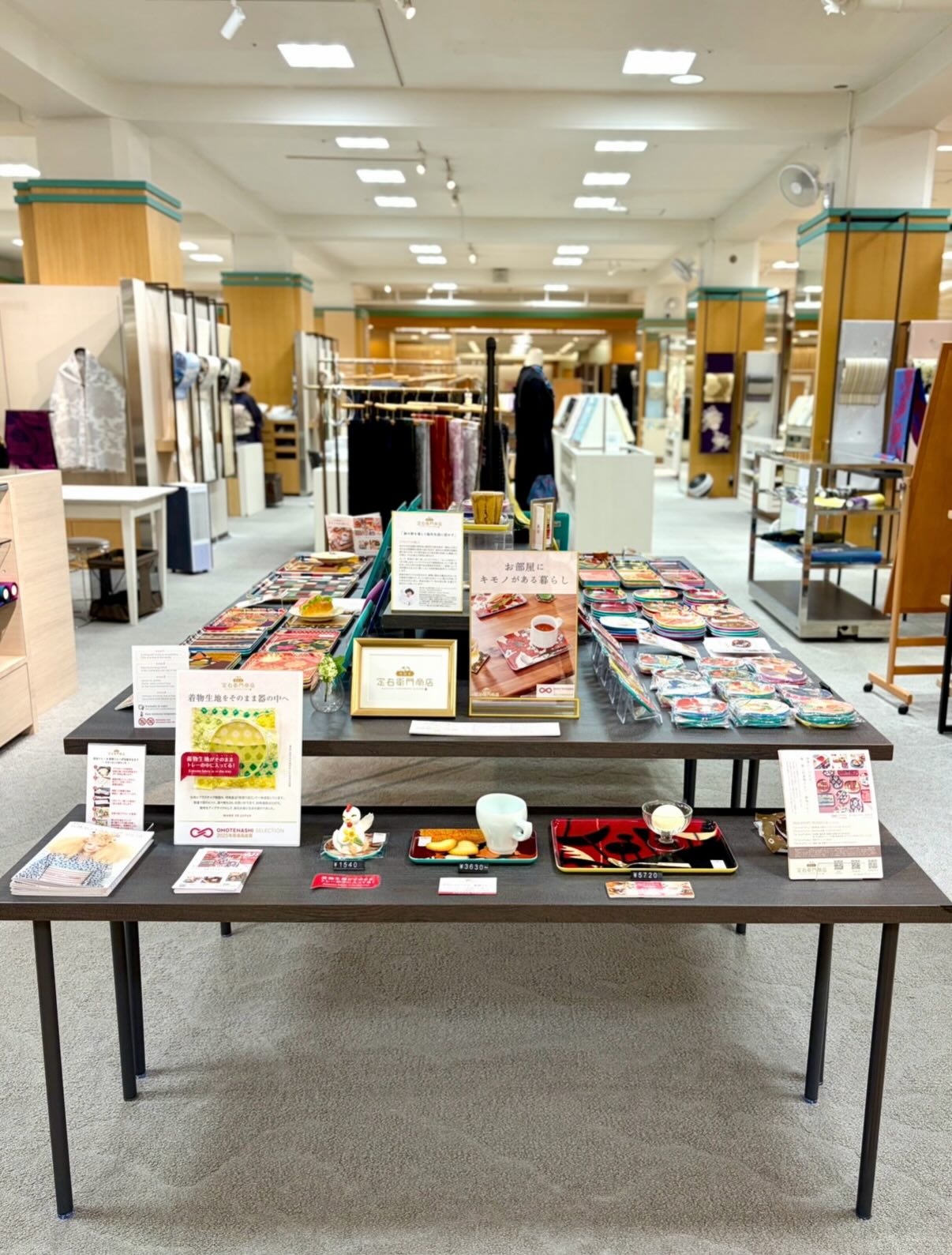 🎉 本日よりスタート!
日本橋三越本店にて、定右衛門商店のポップアップが始まりました✨
製作したばかりの新作も初お披露目👘🍽️💖
一点モノの銘仙トレー&着物トレーとの出会いを
ぜひ楽しんでいただけたら嬉しいです。
👘『思い出の着物をトレーに』
オーダーメイド受注会も初開催!
ご予約優先ですが、
当日フロアでのご相談も承っております。
ぜひお気軽にお声がけください✨
(3/4・7・8 の3日間)
本日より全日在店しております。
会場でお会いできるのを楽しみにしています☺️
📍 場所: 日本橋三越本店 本館4F 呉服
📅 会期: 3月4日(水) 〜 3月10日(火)
𓇠𓇠𓇠𓇠𓇠𓇠𓇠𓇠
🎉 Starting today!
Sadaemon Shoten POP UP SHOP
March 4 – March 10
Main Building 4F, Kimono Floor
Nihombashi Mitsukoshi, Tokyo
New creations are making their first appearance.
We hope you’ll find a one-of-a-kind Meisen or Kimono tray
that speaks to your heart.
We look forward to welcoming you✨
✧
毎日の暮らしを楽しく彩る
「着物トレー™️」「銘仙トレー™️」
@sadaemonshoten
🏆『おもてなしセレクション 2025』
最高金賞 受賞
✧
#定右衛門商店
#着物トレー
#銘仙トレー
#kimonotray
#日本橋三越本店