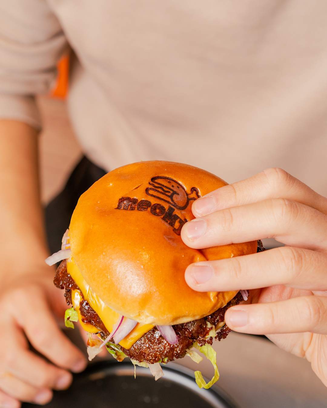 Marqué à la flamme, notre burger ne manque pas de caractère, ni de goût ! 🔥
🍔 Bulgogi Smash Burger & poulet frit coréen
📍354B rue de Vaugirard, 75015 Paris
⏰ Ouvert du Lundi au Dimanche 11h30-22h30
#smashburger #parisfood #food #burger #chicken