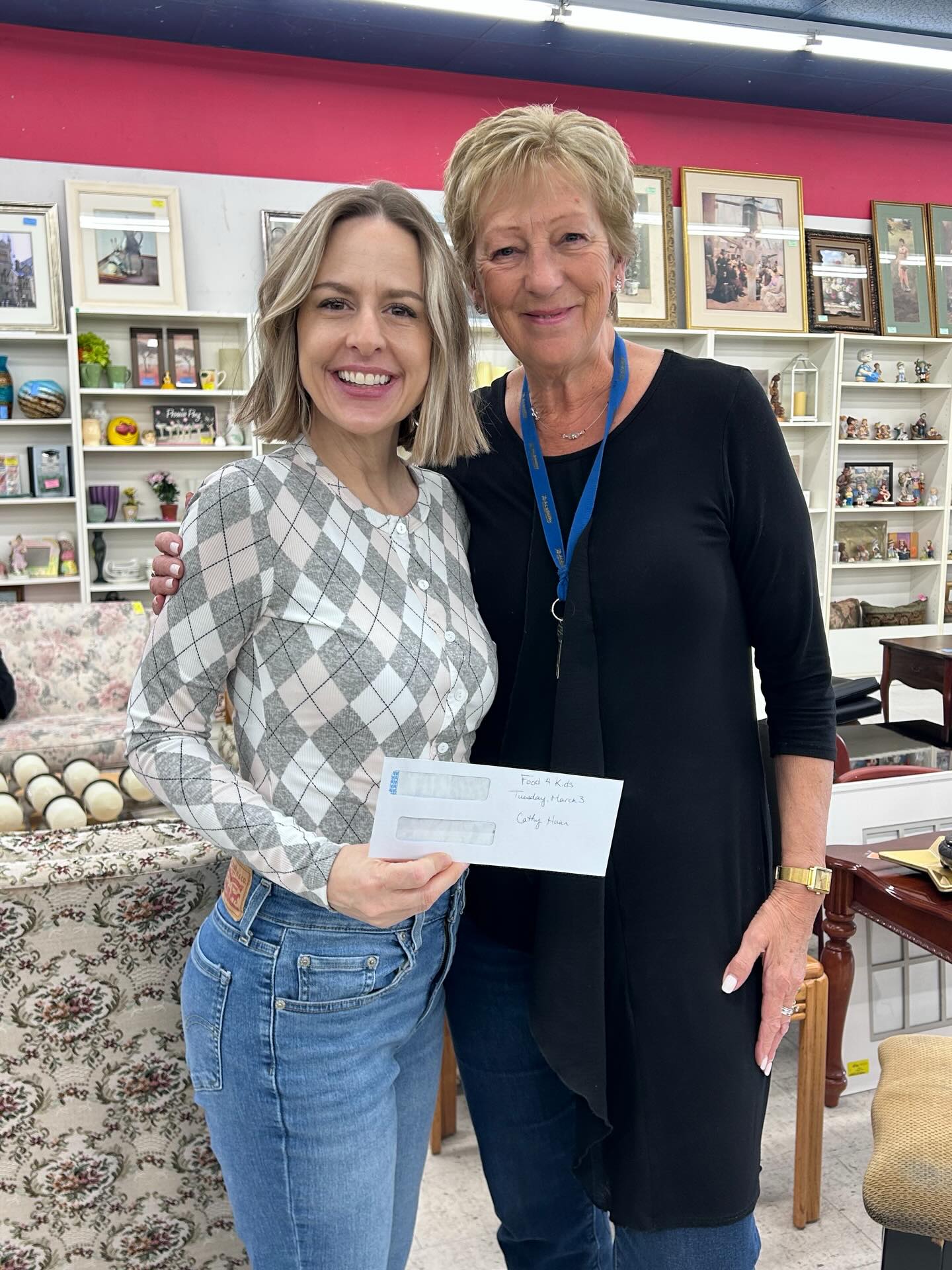 Beautiful morning with these amazing volunteers from @resourcethrift
Thank you for your generosity and support 🩷
#thriftshop #hamiltonthrift #community