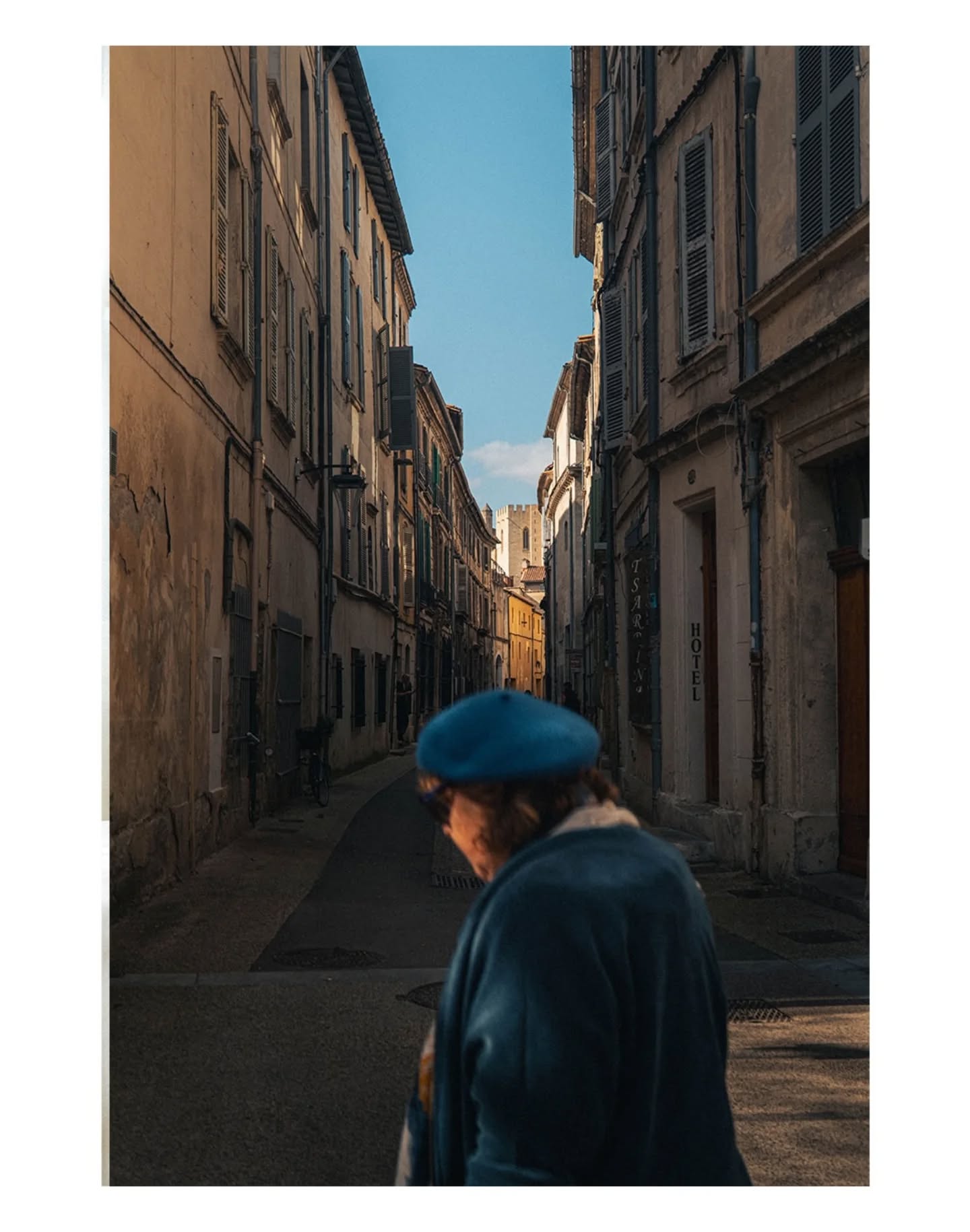 HOME SWEET HOME 👶
84000 RPZ
Photos réalisées en 1h lors d'une petite marche digestive dans la capitale du Mistral, Avignon.
C'est toujours intéressant d'essayer de faire des photos dans les endroits qu'on connaît par cœur.
Dans des décors qu'on ne voit plus parce qu'il ne sont pas assez exotiques. Je trouve que ça oblige à poser un œil nouveau sur un lieu et sur sa propre manière de photographier dans cet environnement (trop) familier.
@avignontourisme
@palais_des_papes
@fujifilmfrance