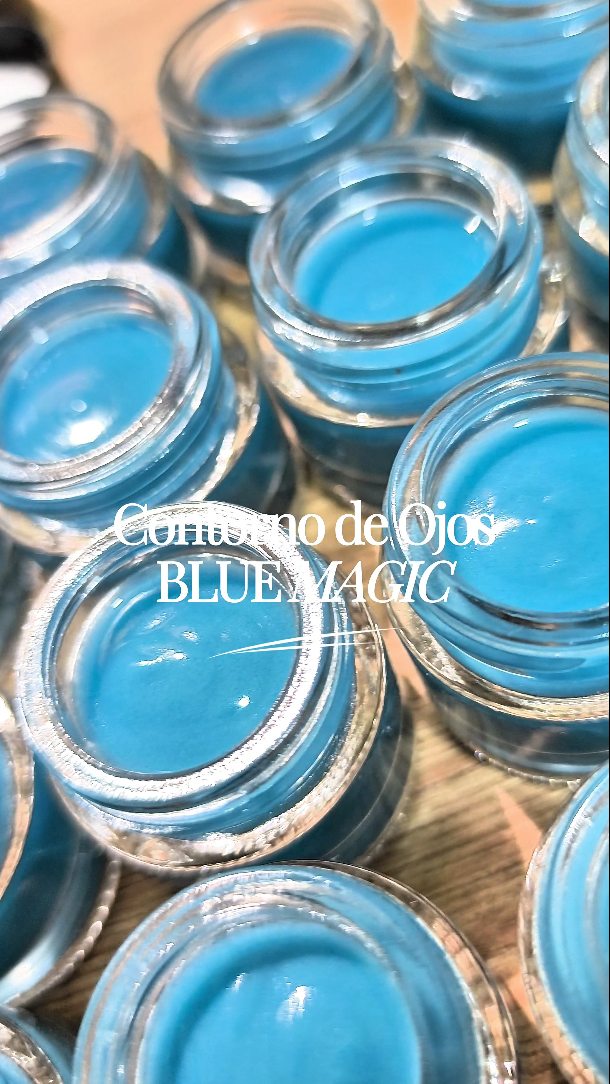 ¿Qué hace que este contorno de ojos sea tan especial?
Ingredientes estrella ⭐
⭐ Aceite esencial de tanaceto (tanaceto azul): Antiinflamatorio, antibacteriano, antioxidante y calmante. Reduce la inflamación y las rojeces.
⭐Aceite esencial de manzanilla azul:
Antiinflamatorio, calmante, antioxidante, cicatrizante y alivia la irritación.
⭐Ácido hialurónico de bajo peso molecular:
Hidrata profundamente, rellena las arrugas y líneas de expresión, mejora la elasticidad de la piel y protege del daño ambiental.
⭐Alantoína:
Antiinflamatorio, calmante, cicatrizante, proliferante celular y emoliente. Reduce la inflamación, las arrugas y las líneas de expresión y suaviza la piel.
¿Cómo actúan estos ingredientes en tu piel?
✨Aceite esencial de tanaceto (Blue tansy): Combate los radicales libres, responsables del envejecimiento prematuro de la piel.
✨Aceite esencial de manzanilla azul:
Calma la piel irritada y reduce la hinchazón.
✨Ácido hialurónico:
Hidrata intensamente y rellena las líneas de expresión
✨Alantoína:
Favorece la cicatrización y la regeneración celular.
#contornodeojos #facial #cuidadofacial #cosmeticanatural #organico