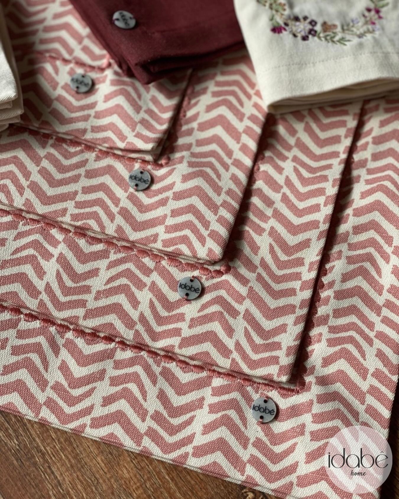 Jogo Americano Setas
Resistente à líquido 💦
• 11 94331-1286 • www.idabe.com.br •
#mesaposta #jogoamericanoimpermeável #lugaramericano #roupademesa