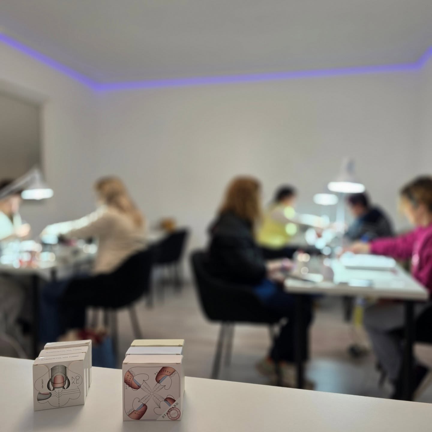 Jour 3 de formation… et la panique de la construction commençait à pointer le bout de son nez 😅
Mais ensuite, les chablons Noke sont entrés en scène — et ils ont littéralement “sauvé la vie” de mes élèves.
Tout s’est aligné d’un coup : une bonne position, le bon angle, des formes propres. Exactement ce qu’il faut quand on apprend la technique depuis zéro 🤍
Avec du bon matériel et des explications claires, tout devient tellement plus logique.
Et leurs progrès d’aujourd’hui… WOW ✨
#formationbaseonglerie #FormationOngles #formationprothésisteongulaire #formationmanucure #FormationIndividuelle